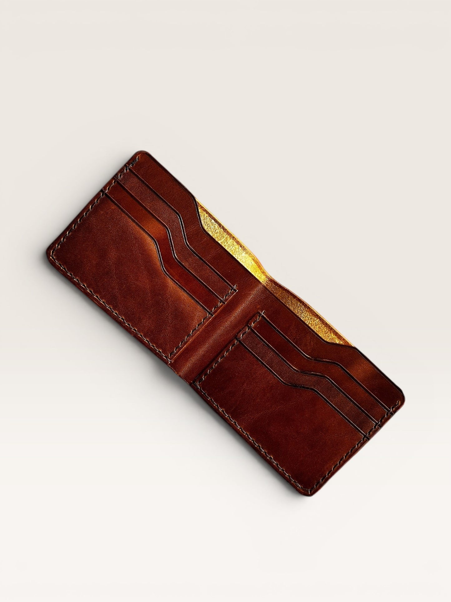 Safir Leather karamel rengi, hakiki deri, el yapımı, klasik erkek cüzdanı. Minimalist tasarım, 10 kart kapasiteli.