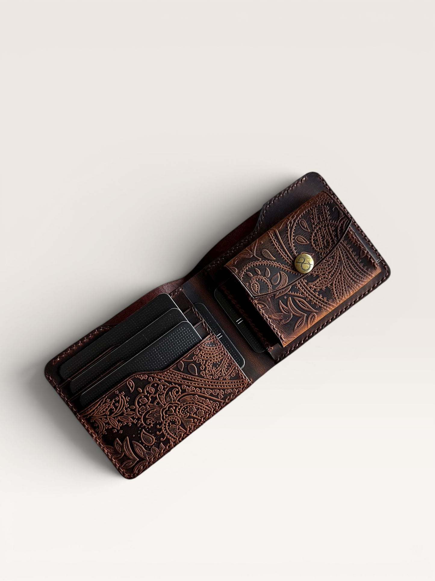 Safir Leather kahverengi, kaşmir desenli, hakiki deri erkek cüzdanı. 5 kart gözü, para ve bozuk para bölmesi bulunur.