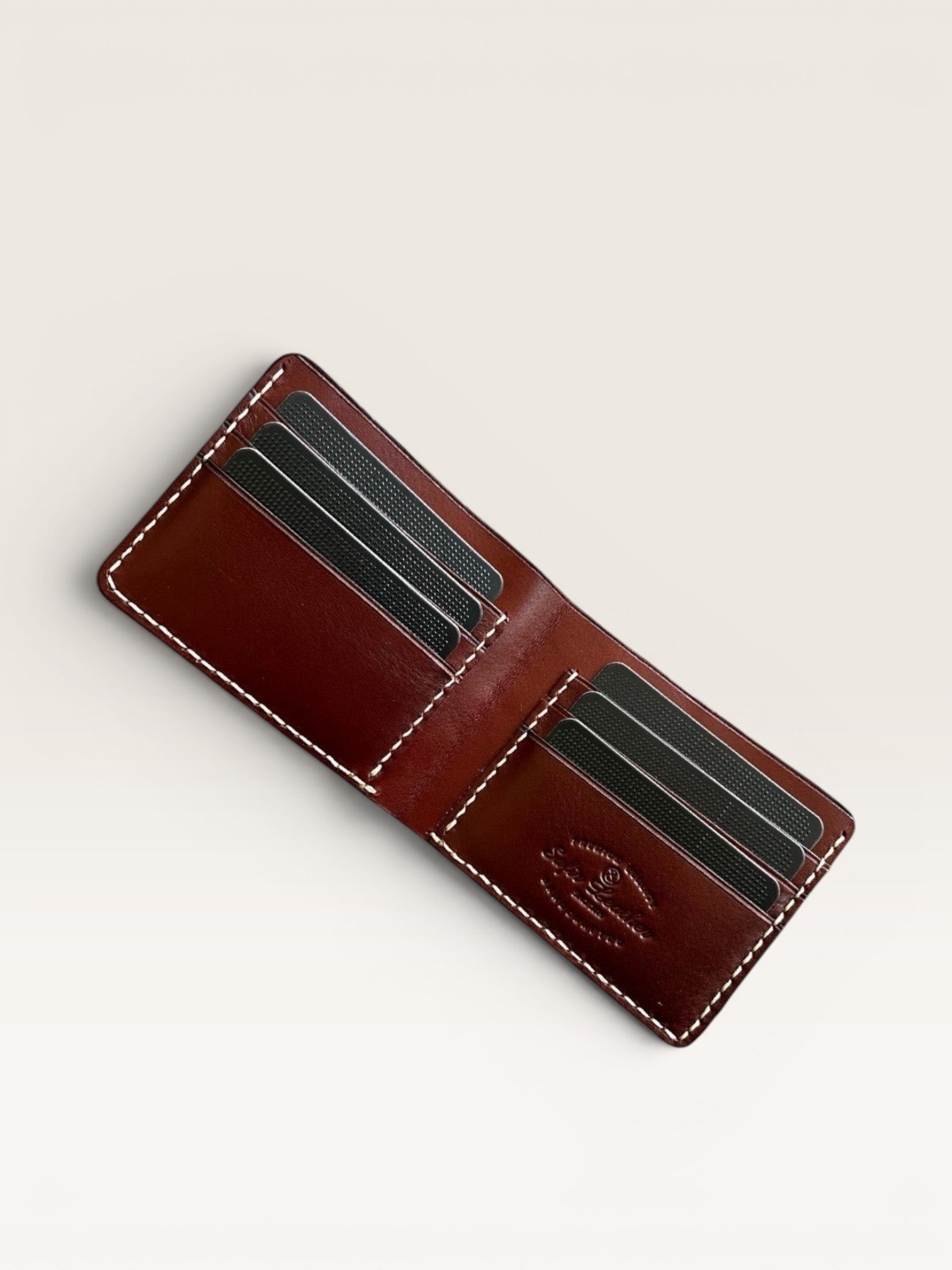 Safir Leather kızıl vajetal deri cüzdan, el yapımı minimal tasarım, mumlu dikişli ve kart bölmeli hakiki dana derisi.