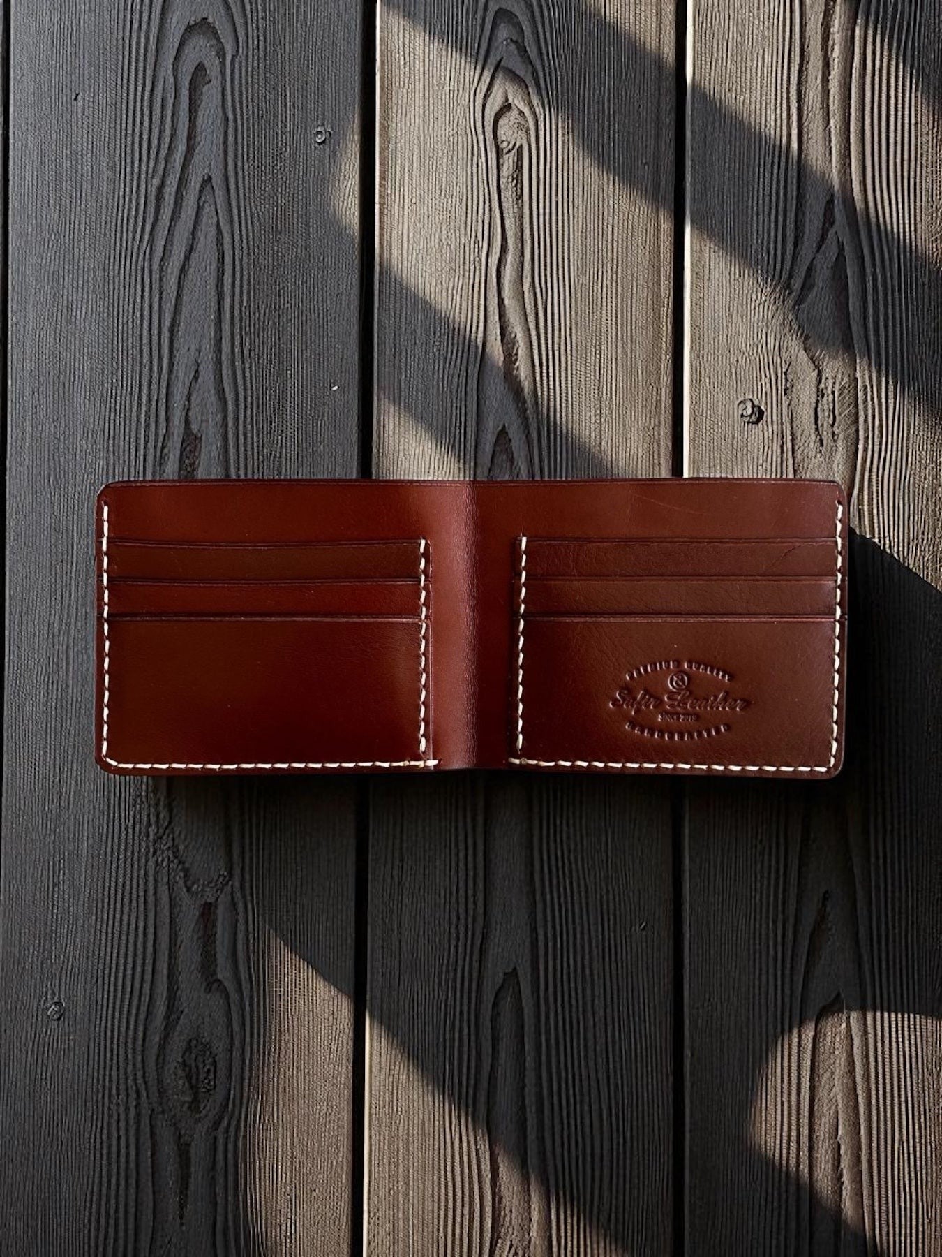 Safir Leather kızıl vajetal deri cüzdan, el yapımı, mumlu dikişli, minimal ve vintage tasarımlı iç görünüm.