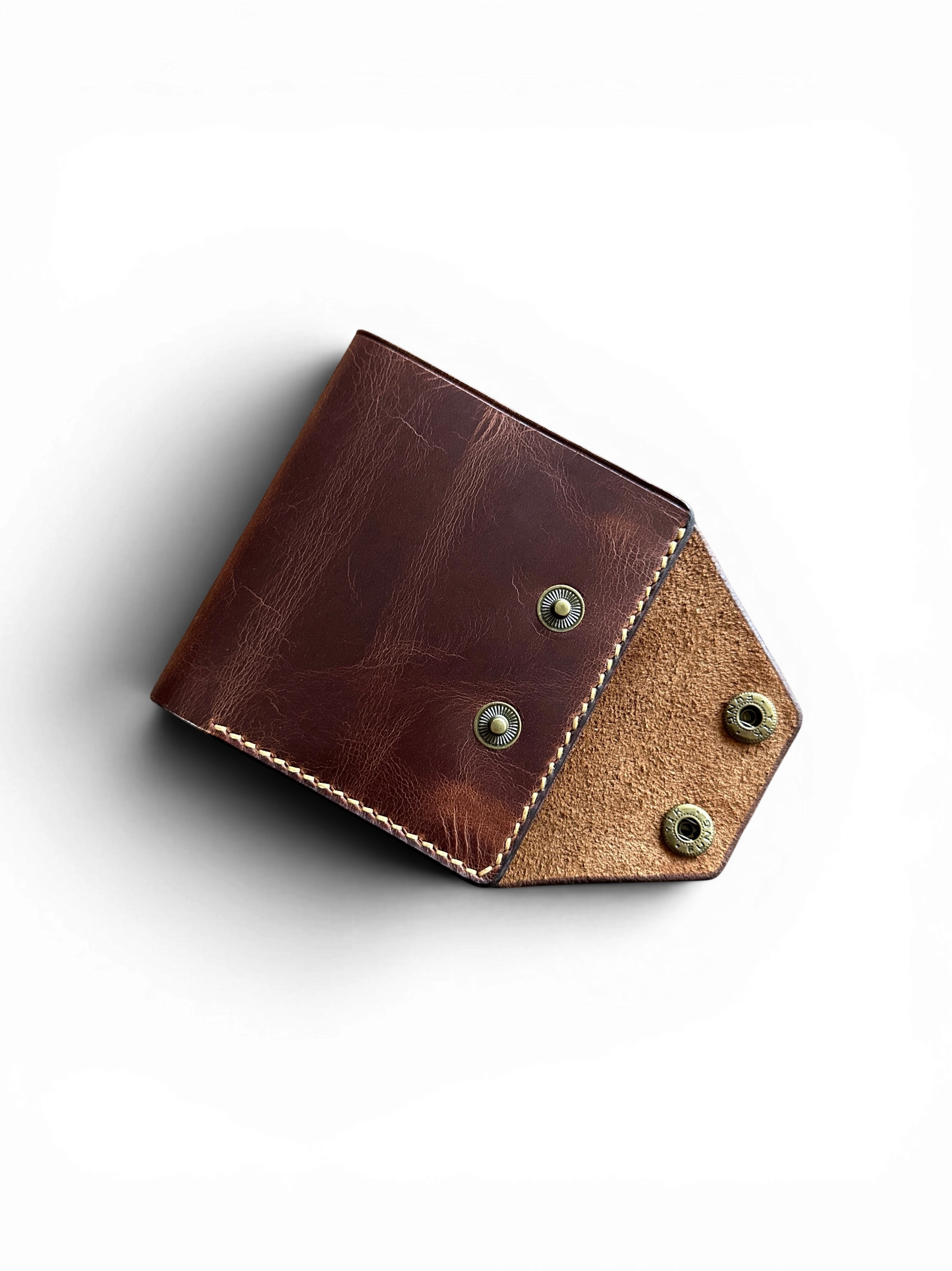 Safir Leather Montana kızıl kahve el yapımı İtalyan deri cüzdan, çift çıtçıtlı kapaklı tasarım ve taba renk dikişli.