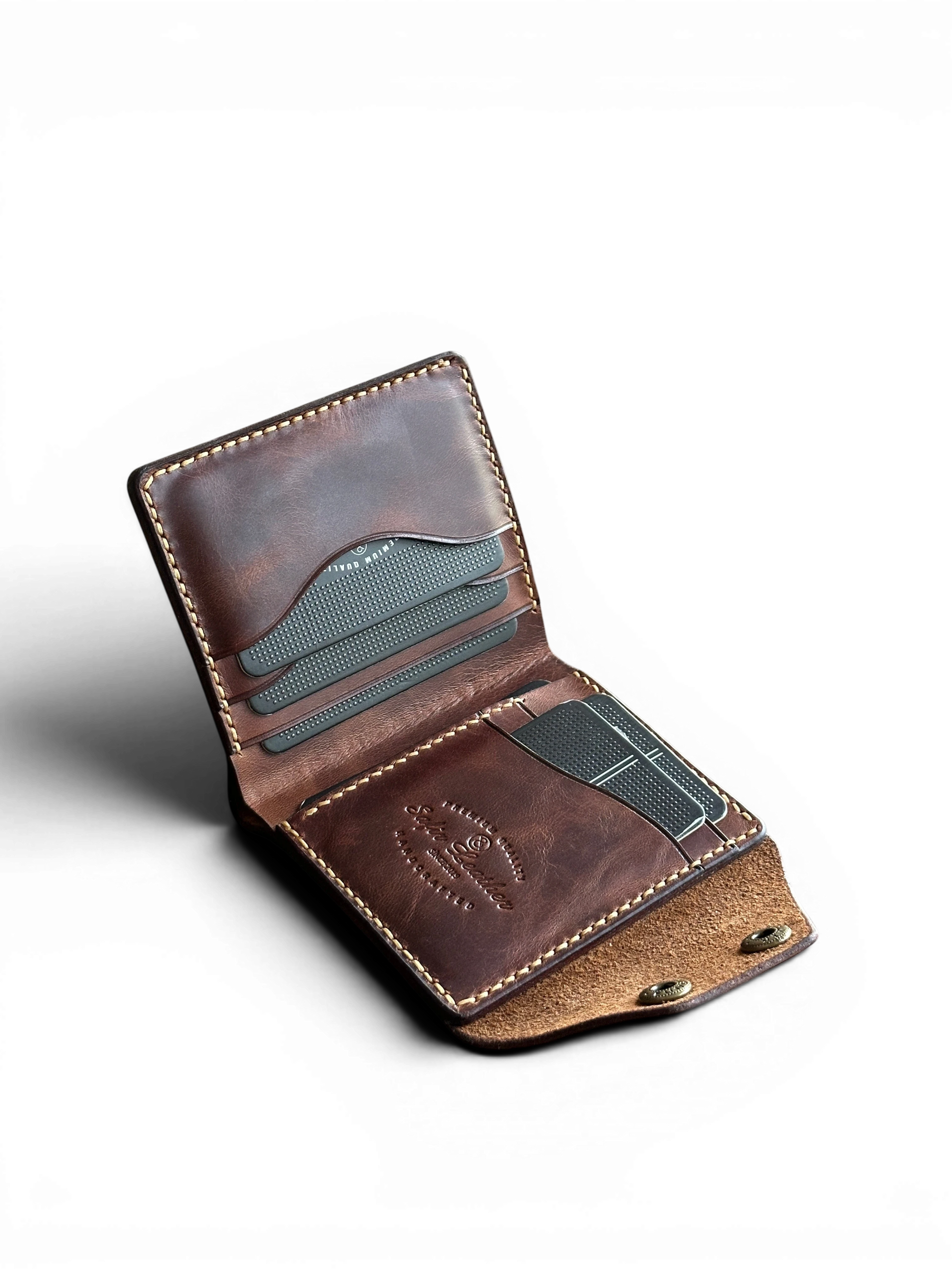 Safir Leather Montana kızıl kahve el yapımı İtalyan deri cüzdan, çıtçıtlı kapaklı ve taba dikişli vintage tasarım.