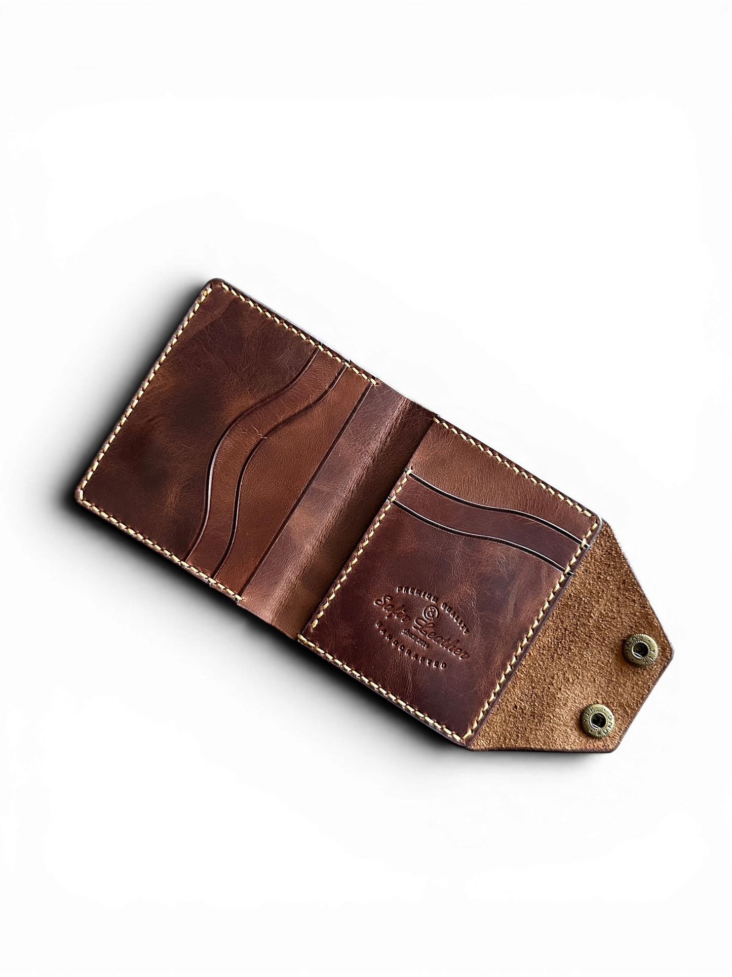Safir Leather Montana kızıl kahve el yapımı İtalyan deri cüzdan, çıtçıtlı kapak ve kart bölmeleri ile iç görünüm.