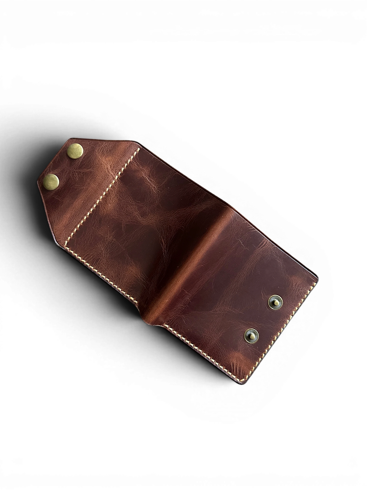 Safir Leather Montana kızıl kahve el yapımı İtalyan deri cüzdan, çıtçıtlı kapaklı tasarım ve taba renk dikişli detaylar.