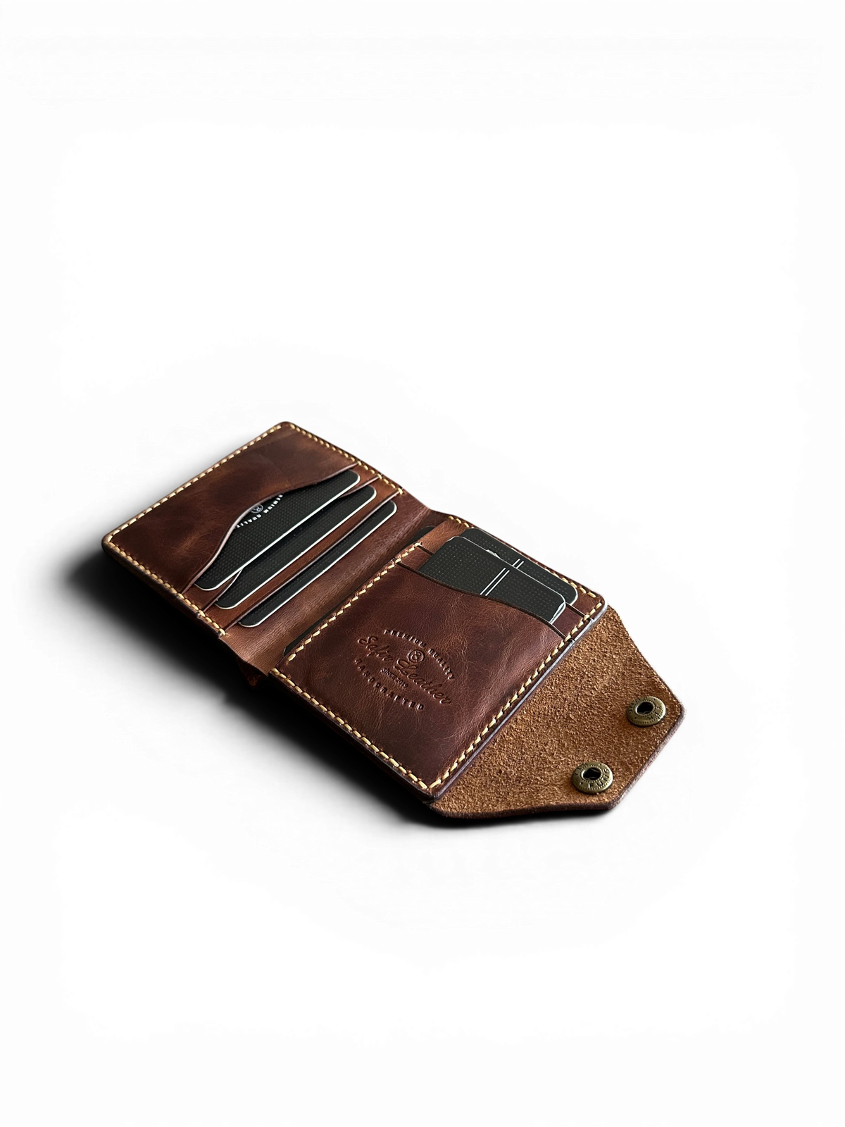 Safir Leather Montana kızıl kahve el yapımı İtalyan deri cüzdan, çıtçıtlı kapaklı ve kart bölmeli iç tasarım.