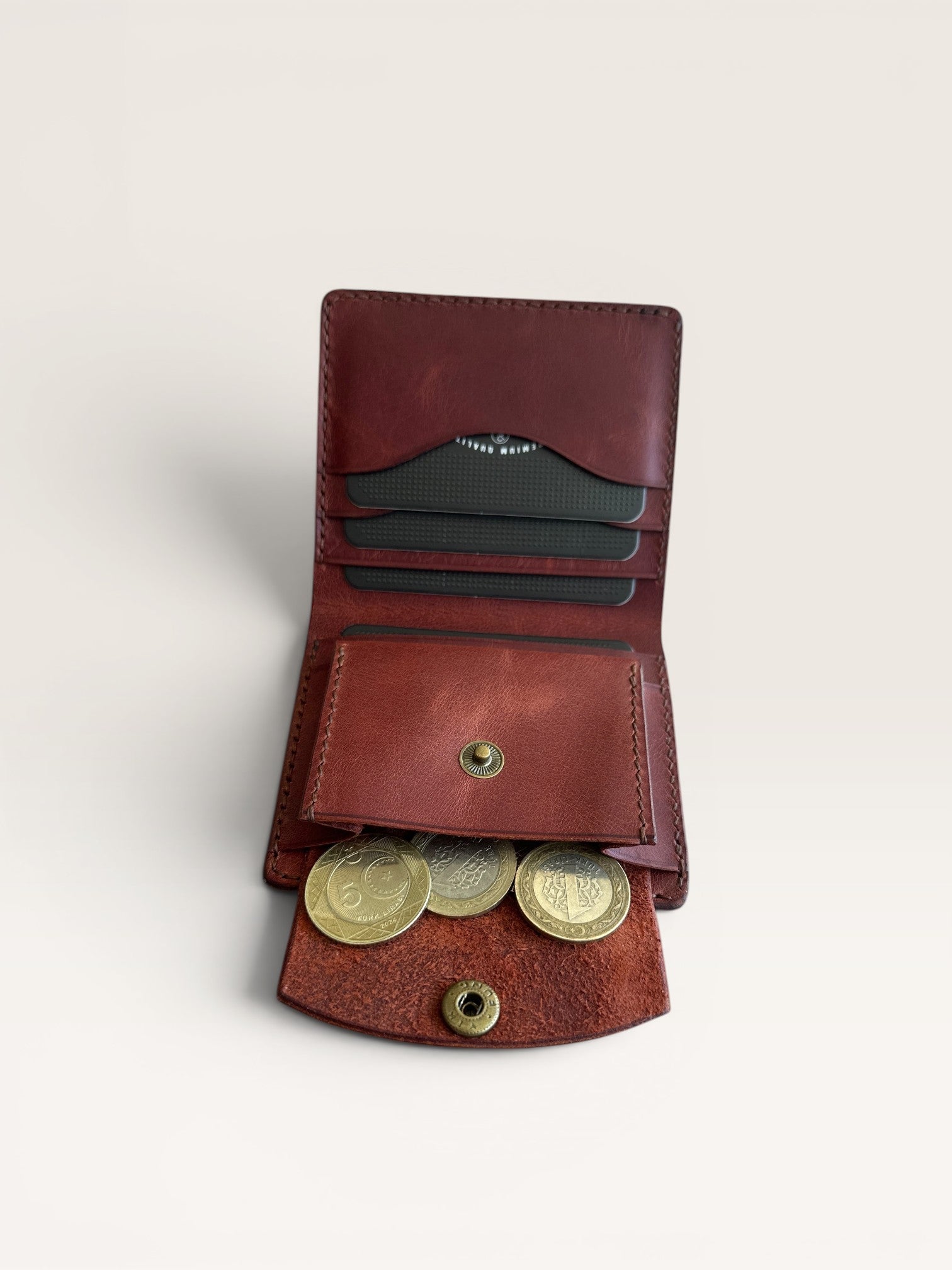 Safir Leather el yapımı, kızıl kahve İtalyan derisi cüzdan. Kart bölmeleri ve bozuk para gözü bulunur.