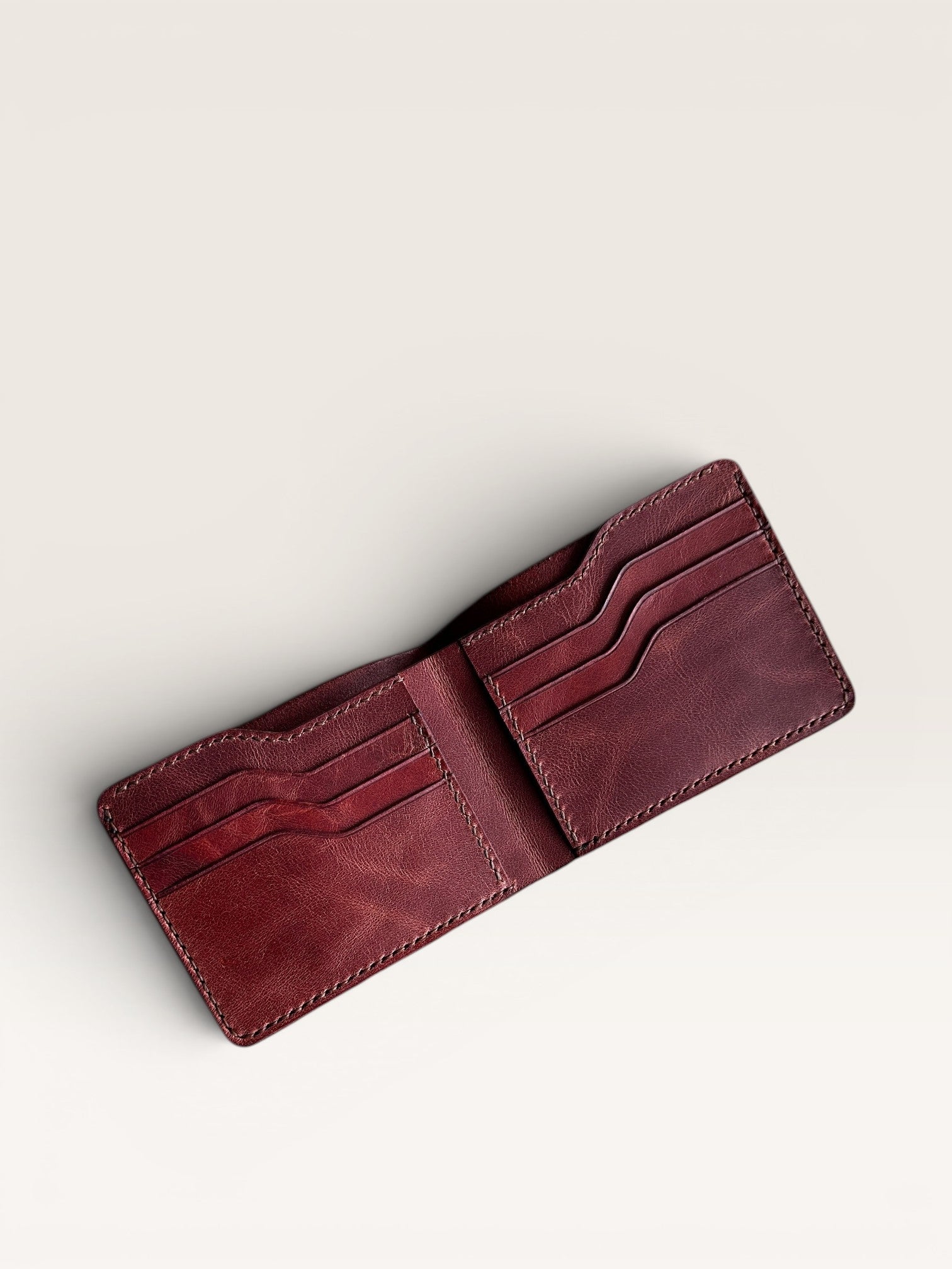 Safir Leather'dan kızıl kahve renkte, İtalyan derisinden yapılmış, 8 kart bölmeli ve nakit para gözlü erkek cüzdanı.