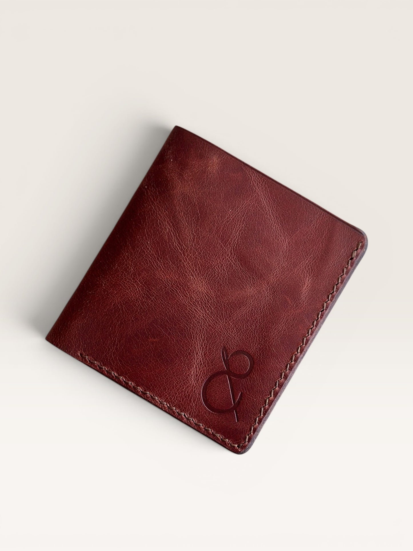 Safir Leather el yapımı, kızıl kahve İtalyan derisi cüzdan. Minimalist tasarım, pratik kullanım.