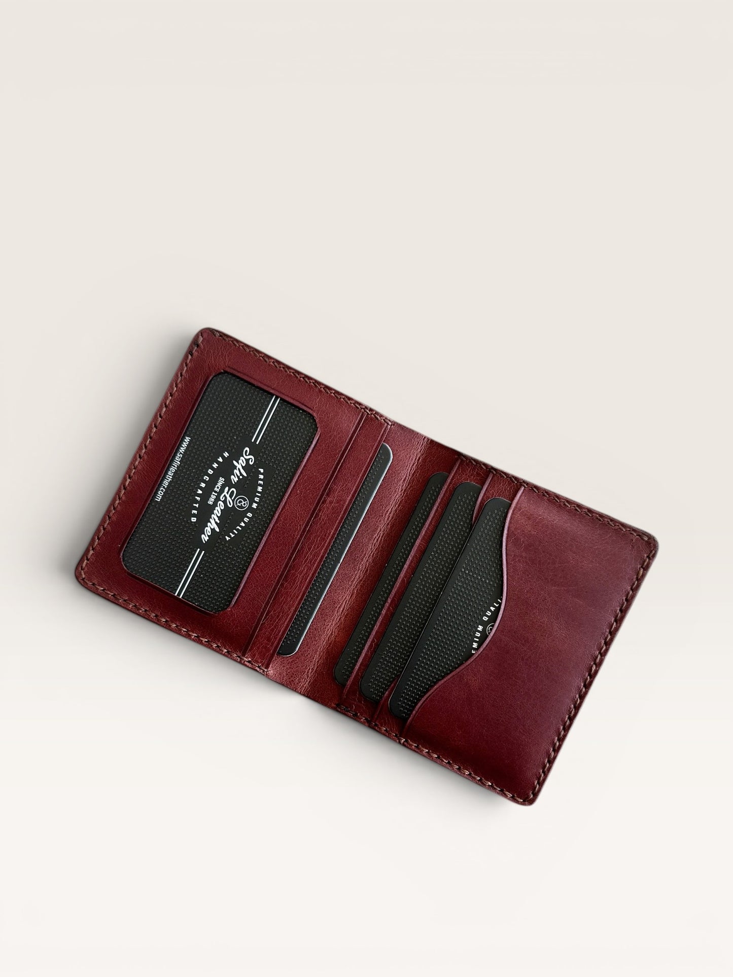 Safir Leather el yapımı, kızıl kahve İtalyan deri cüzdan, kart bölmeli ve zarif tasarımlı.