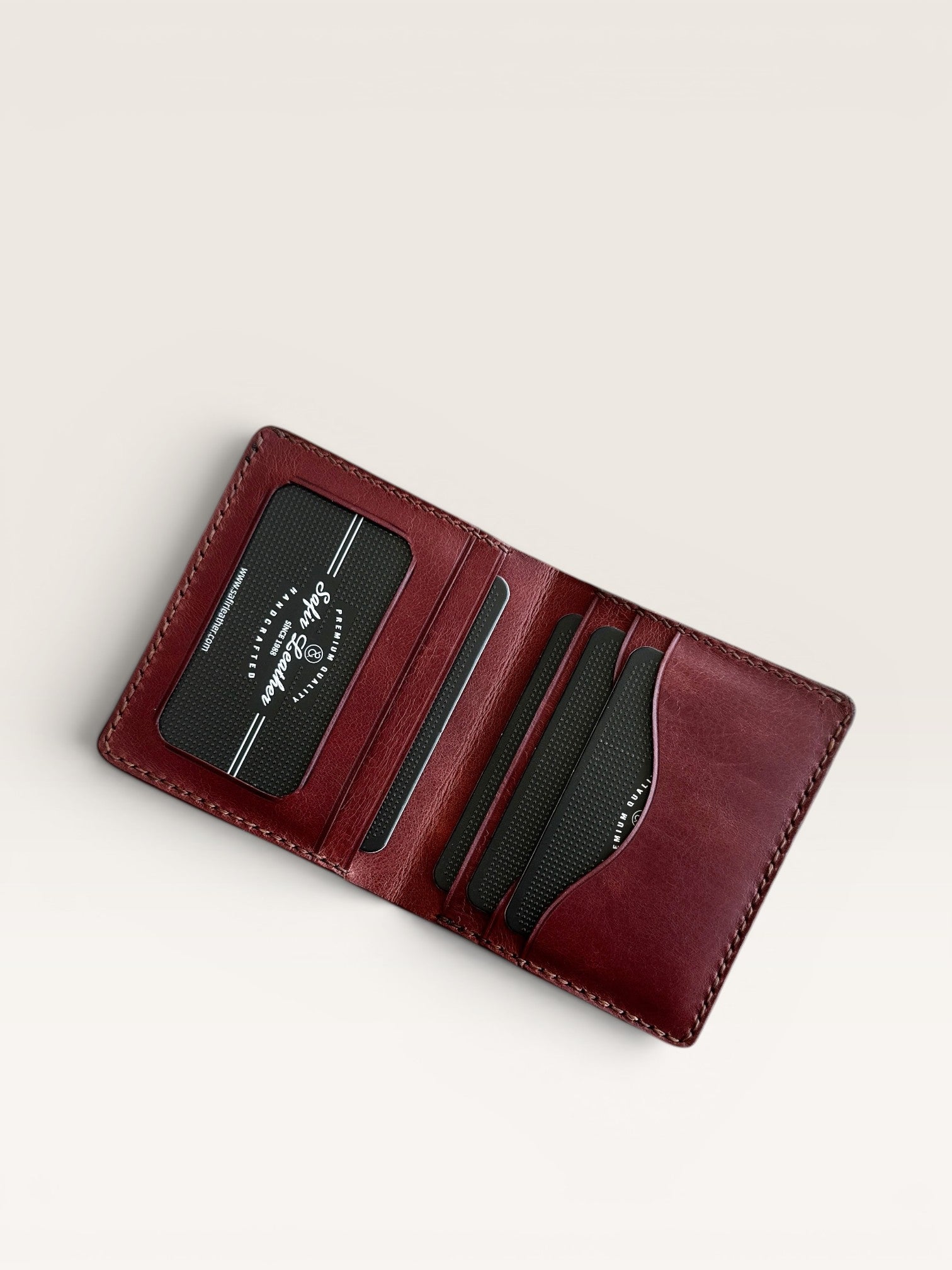 Safir Leather el yapımı, kızıl kahve İtalyan deri cüzdan, kart bölmeli ve zarif tasarımlı.