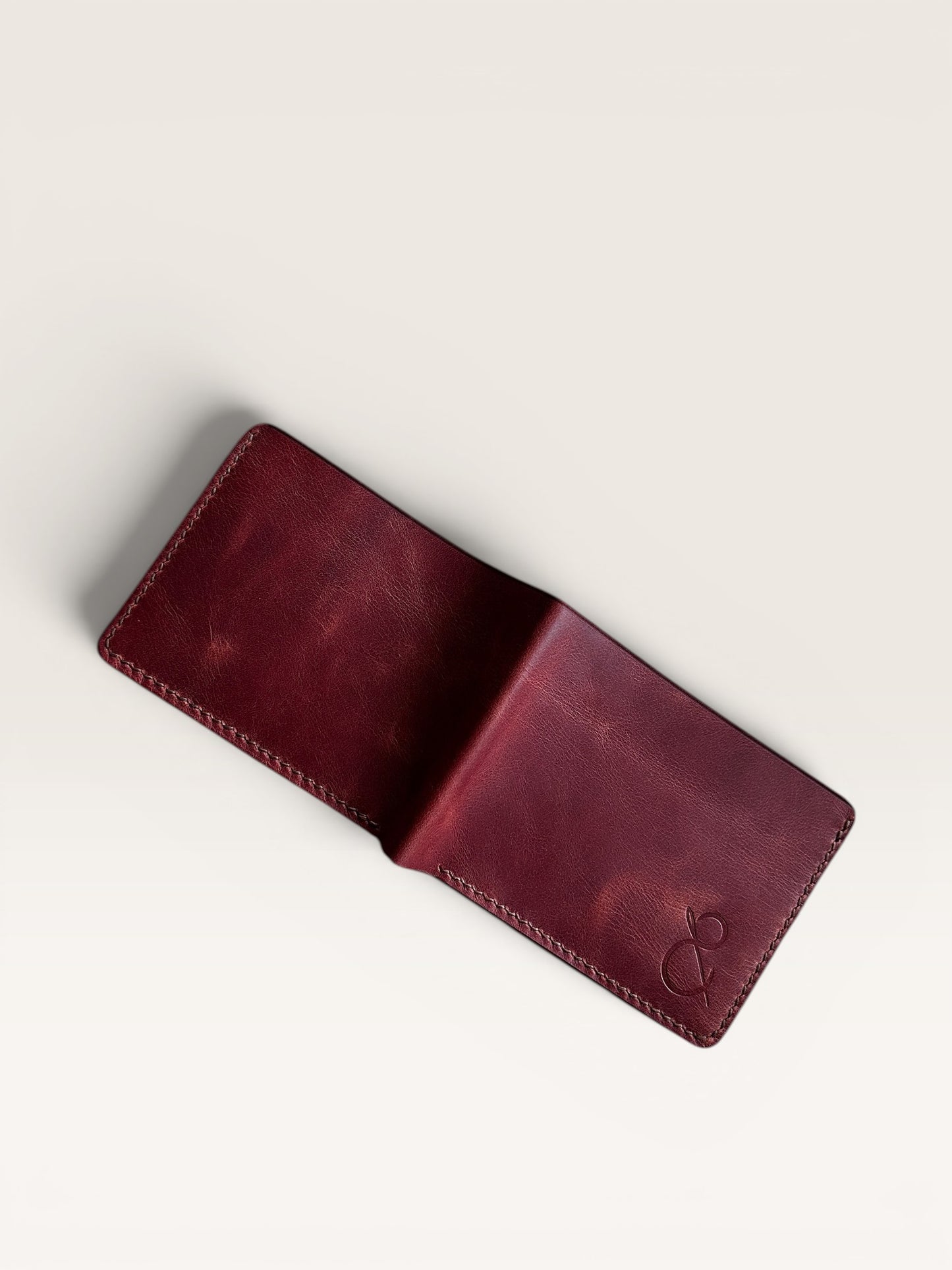 Safir Leather, kızıl kahve rengi, %100 İtalyan derisinden üretilmiş, 8 kart bölmeli ve nakit para gözlü, zarif ve dayanıklı erkek cüzdanı.