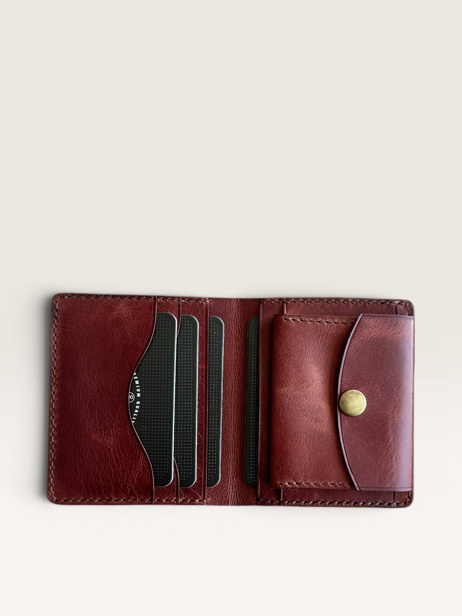 Safir Leather el yapımı, kızıl kahve İtalyan deri cüzdan. Kart bölmeli ve çıtçıt kapamalı.