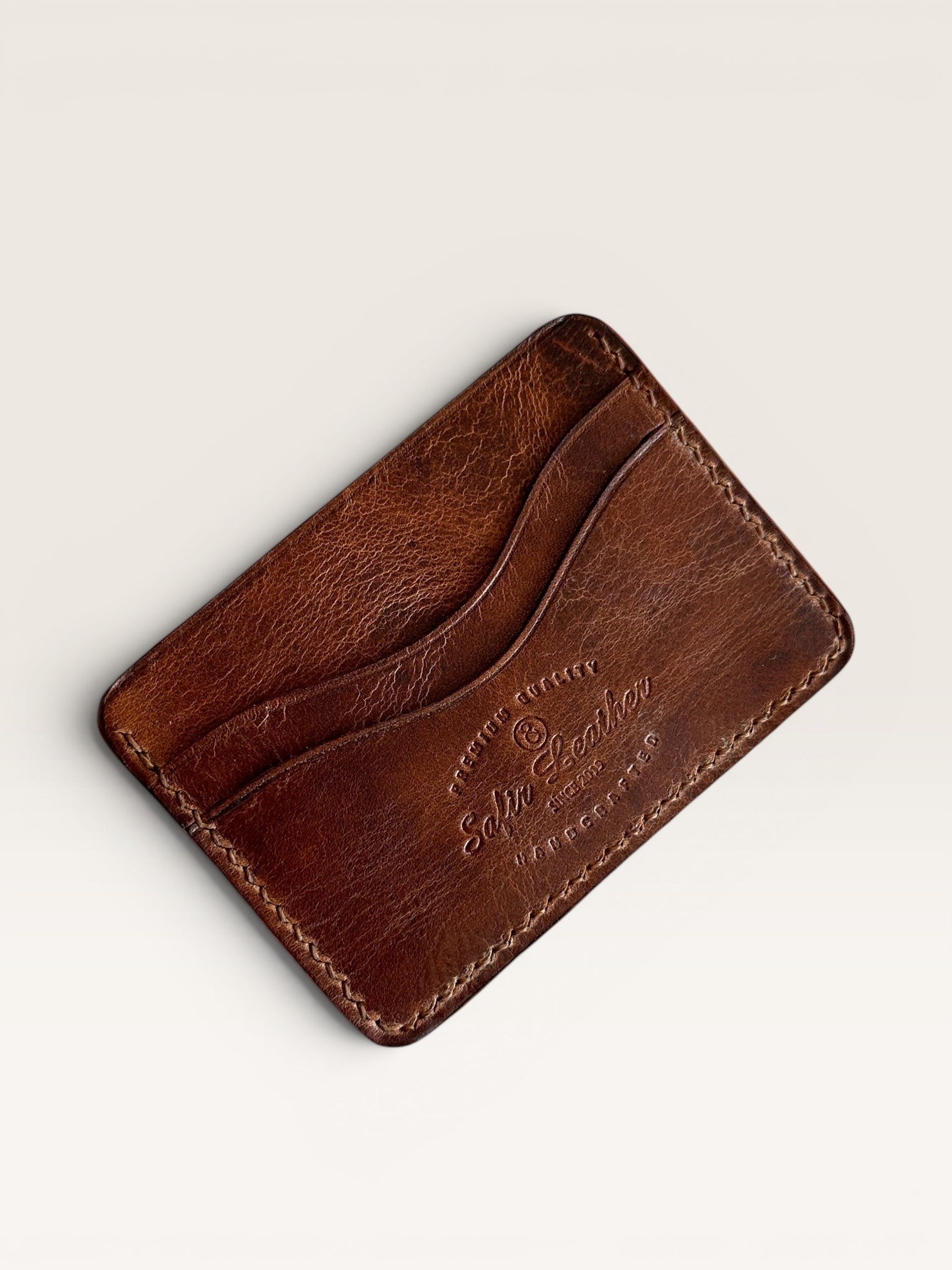 Safir Leather el yapımı, kızıl kahve, hakiki deri, minimalist kartlık. 4 kart bölmeli ve nakit para gözlü.