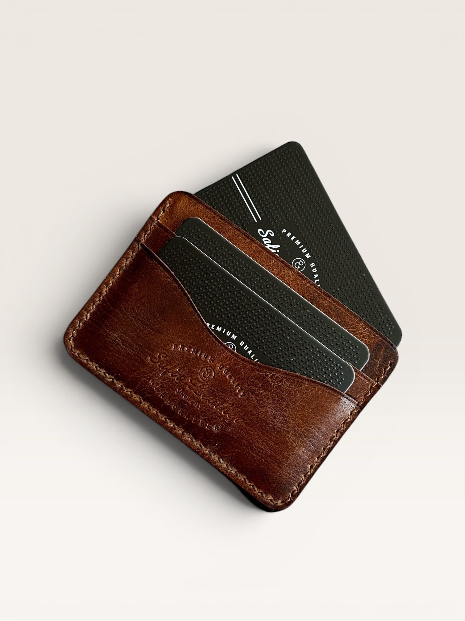 Safir Leather, kızıl kahve rengi, hakiki deri, minimal kartlık. 4 kart bölmesi ve 1 nakit para bölmesi bulunur.