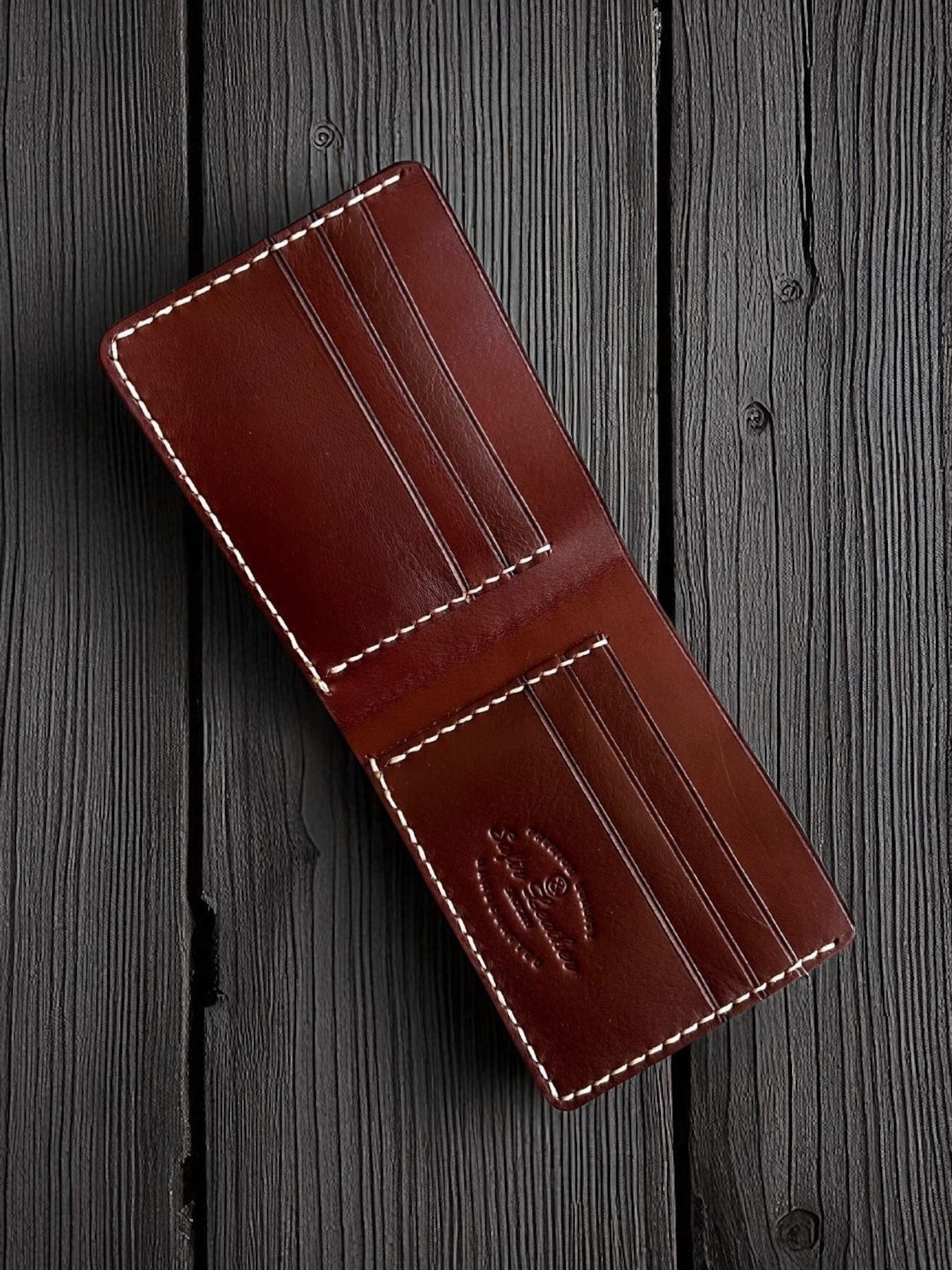 Safir Leather kızıl vajetal deri, el yapımı, mumlu dikişli, minimal tasarımlı unisex kartlık cüzdan