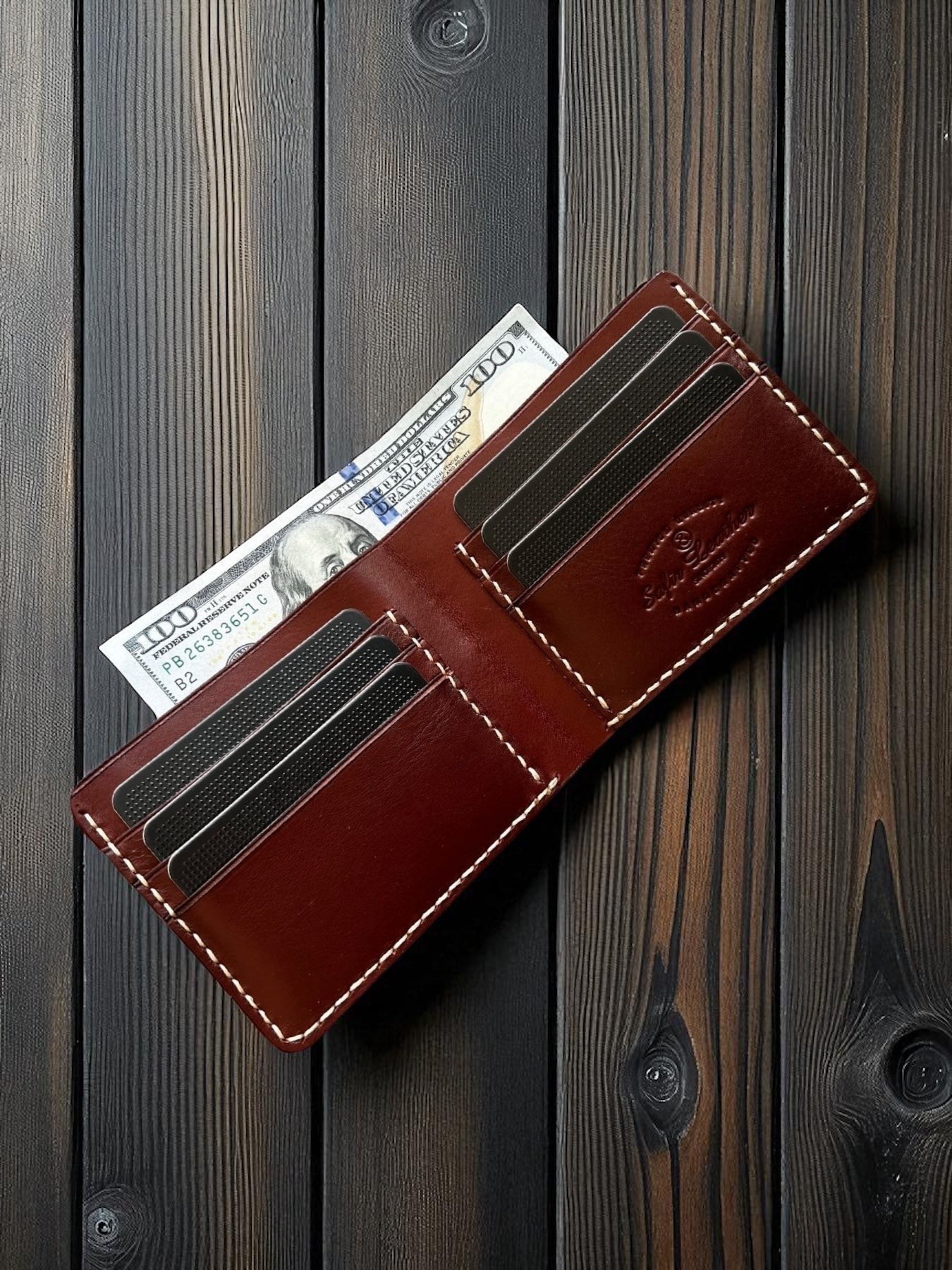 Safir Leather el yapımı kızıl vajetal deri cüzdan, mumlu dikiş detaylı ve kart bölmeli minimal tasarım.
