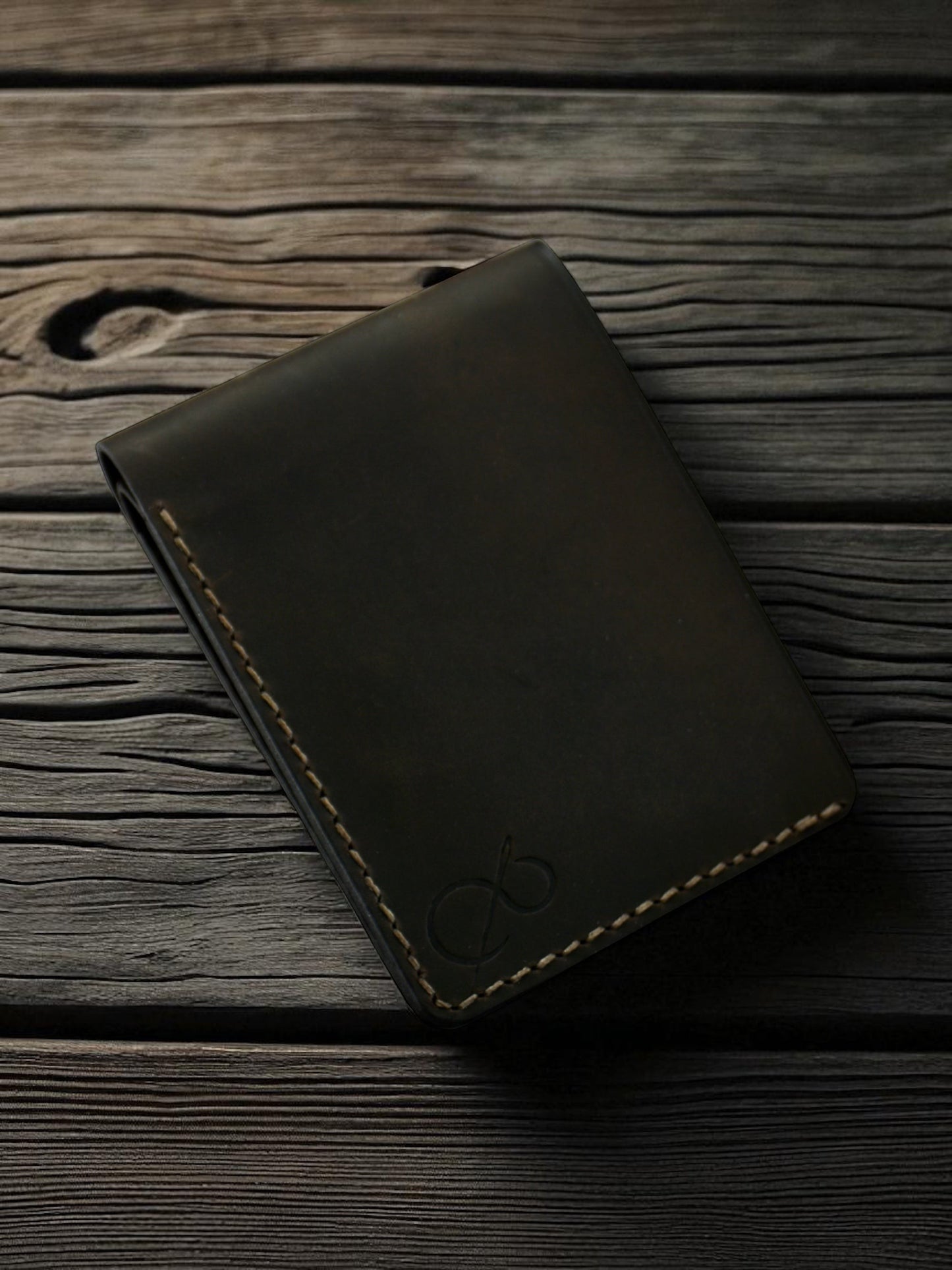 Safir Leather klasik kahve rengi, hakiki deri, el yapımı, minimal cüzdan. 9x11 cm boyutlarında, 6-12 kart kapasiteli.