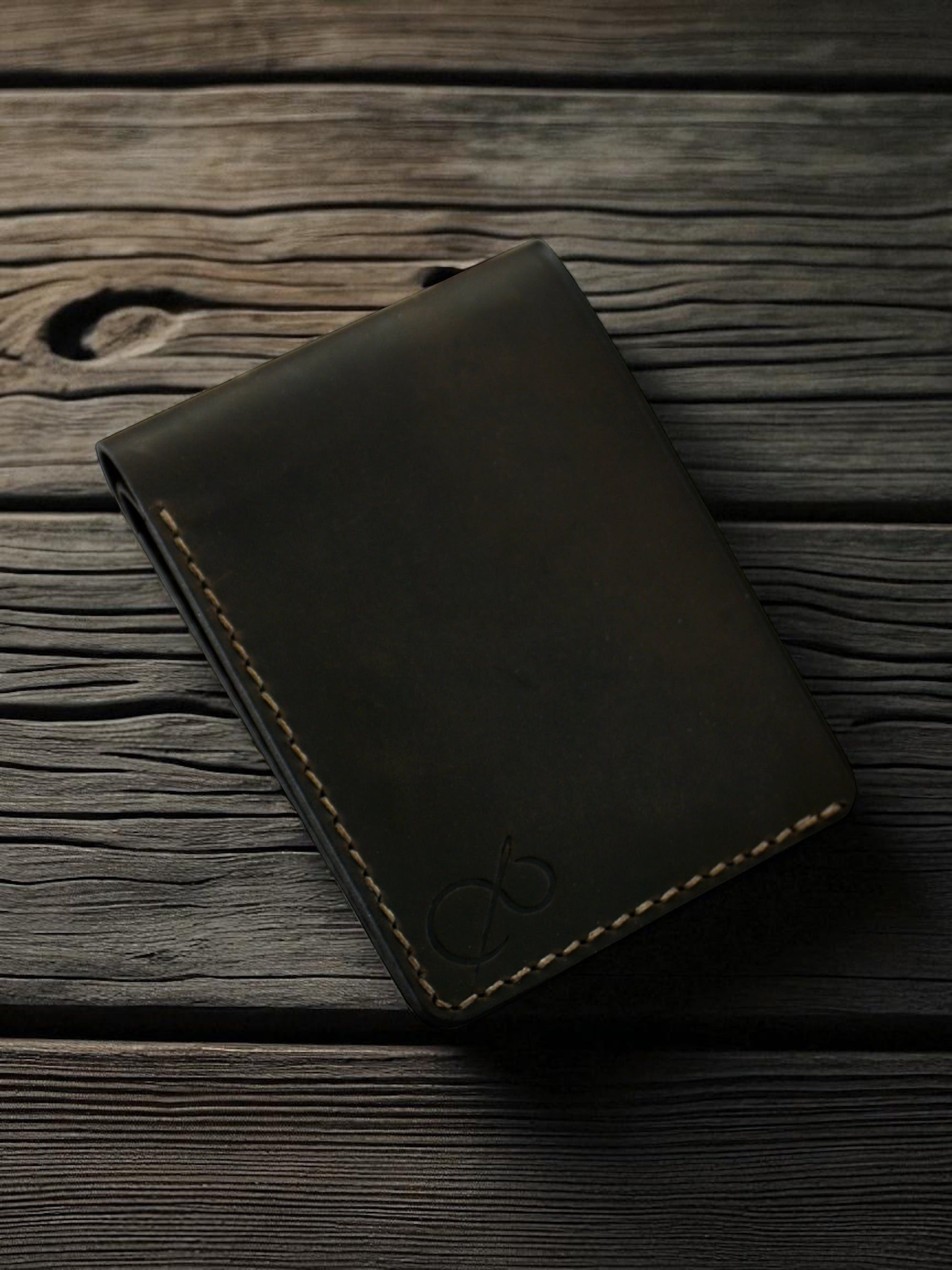 Safir Leather klasik kahve rengi, hakiki deri, el yapımı, minimal cüzdan. 9x11 cm boyutlarında, 6-12 kart kapasiteli.
