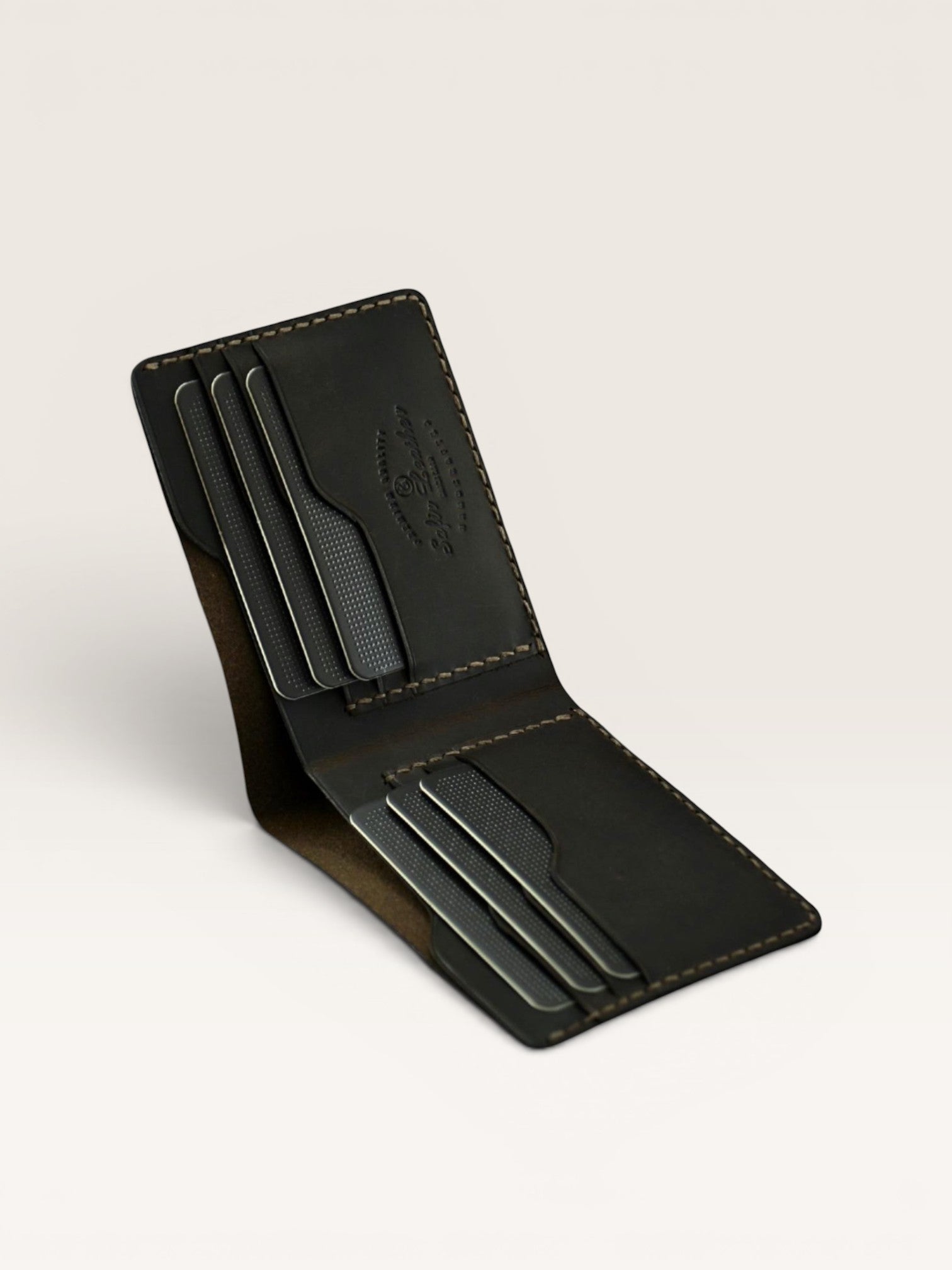 Safir Leather klasik kahverengi deri cüzdan, elde dikilmiş, minimal tasarım, 6 kart kapasiteli, 9x11 cm.