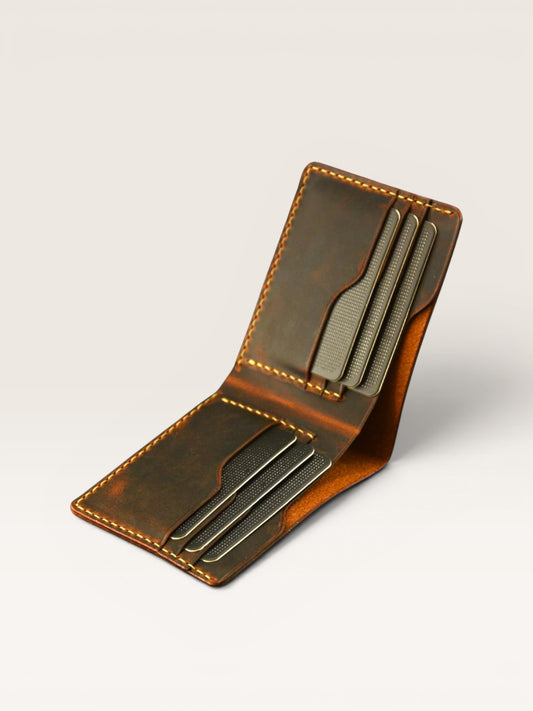 Safir Leather kahverengi hakiki deri, elde dikilmiş, minimal tasarımlı, kartlık özellikli klasik cüzdan.