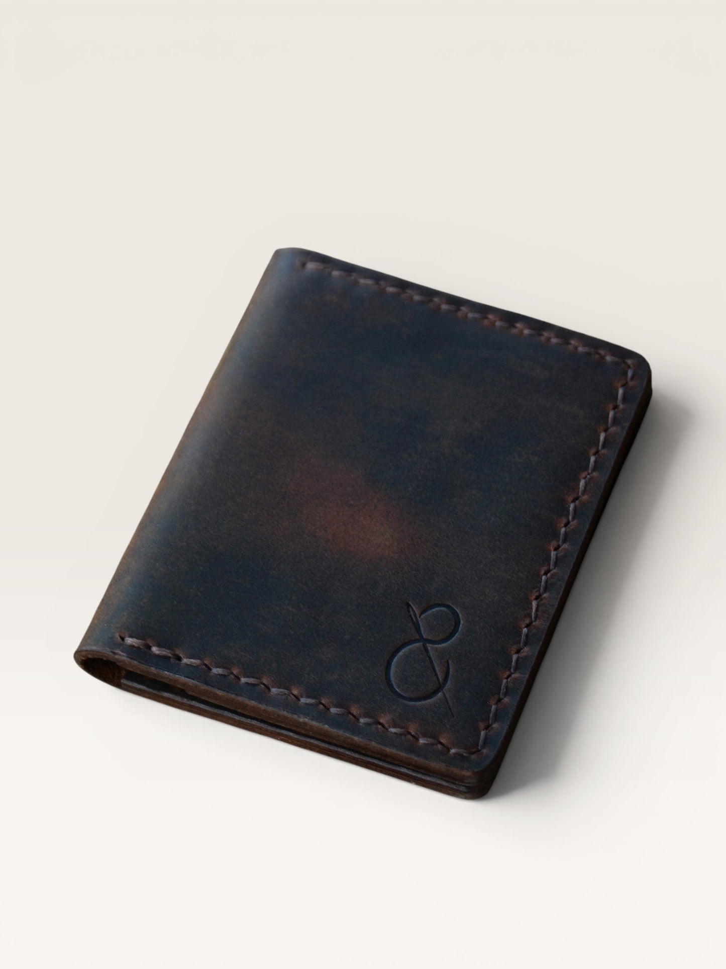 Safir Leather el yapımı, koyu renkli, mumlu iple dikilmiş retro tasarımlı hakiki deri kartlık cüzdan.