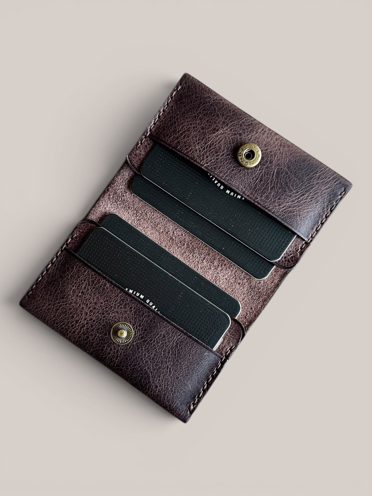 Safir Leather el yapımı koyu kahve hakiki deri kartlık, çıtçıtlı ve minimal vintage tasarımlı unisex cüzdan.