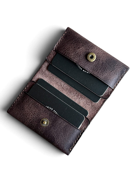 Safir Leather el yapımı koyu kahve hakiki deri kartlık, çıtçıtlı ve minimal vintage tasarımlı unisex cüzdan.