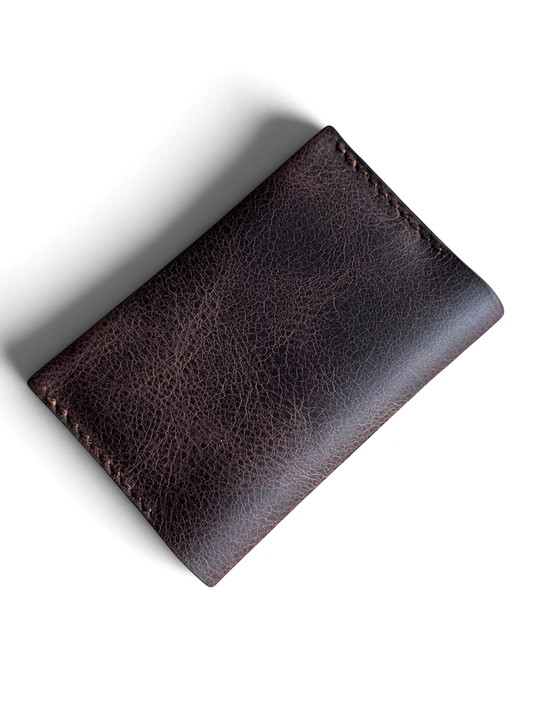 Safir Leather el yapımı, çikolata kahvesi renginde, minimal tasarımlı hakiki deri kartlık