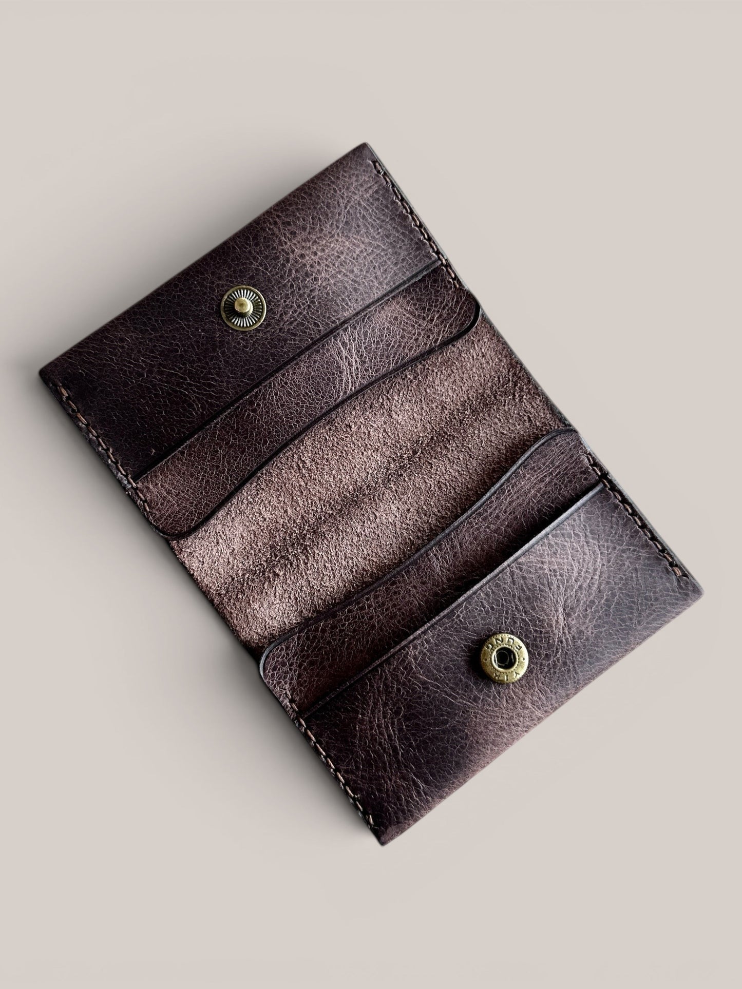 Safir Leather el yapımı koyu kahve hakiki deri kartlık, çıtçıtlı ve minimal tasarımlı vintage cüzdan modeli.