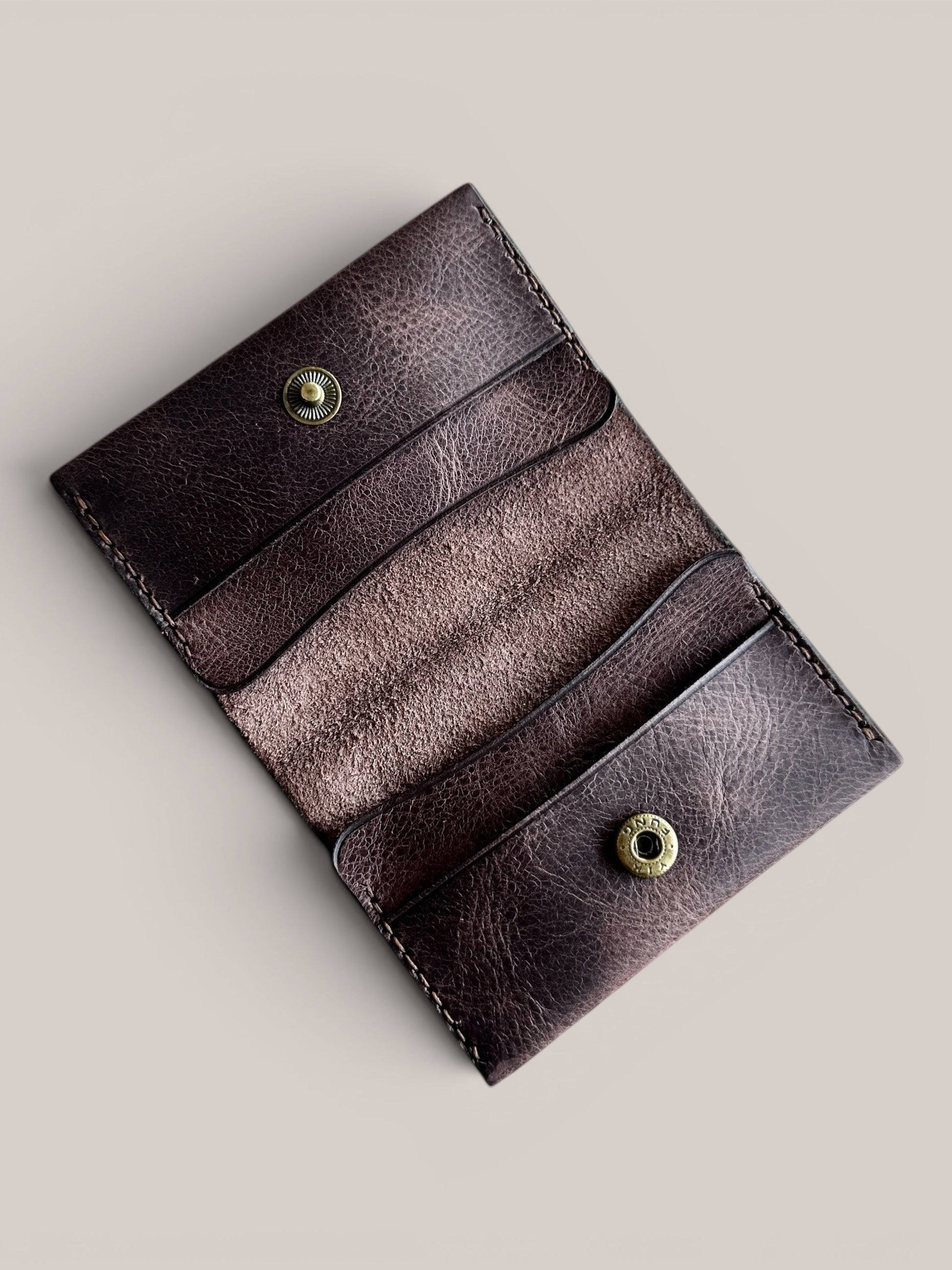 Safir Leather el yapımı koyu kahve hakiki deri kartlık, çıtçıtlı ve minimal tasarımlı vintage cüzdan modeli.