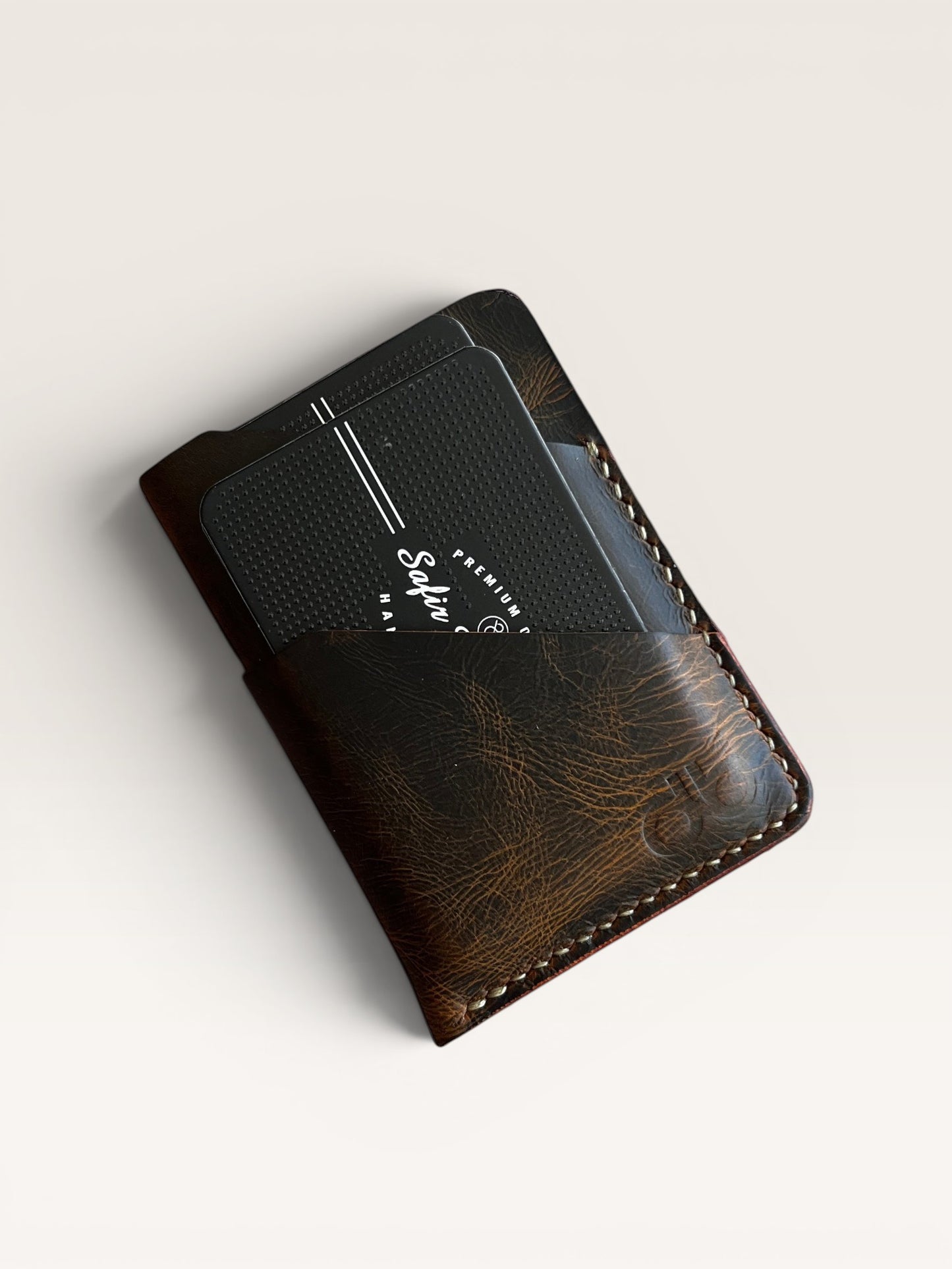 Safir Leather koyu kahverengi deri kartlık, 4 kart bölmeli, elde dikilmiş, unisex tasarım.