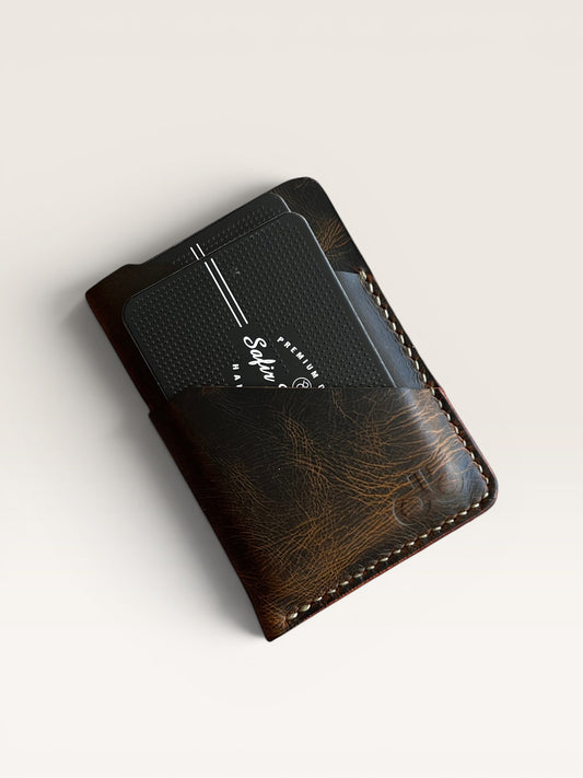 Safir Leather koyu kahverengi deri kartlık, 4 kart bölmeli, elde dikilmiş, unisex tasarım.