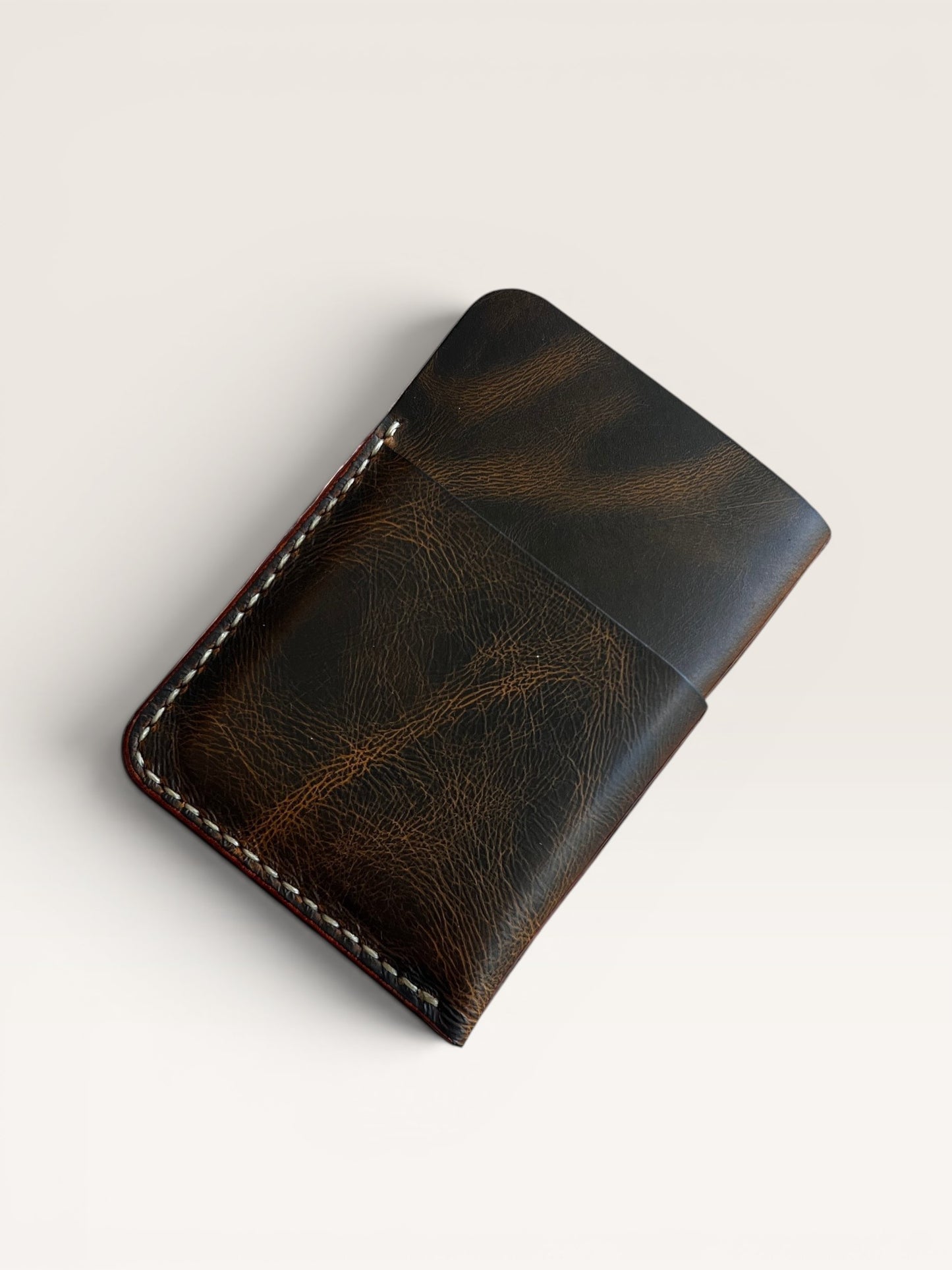Safir Leather koyu kahverengi, hakiki deri, 4 kart bölmeli, elde dikilmiş, unisex kartlık