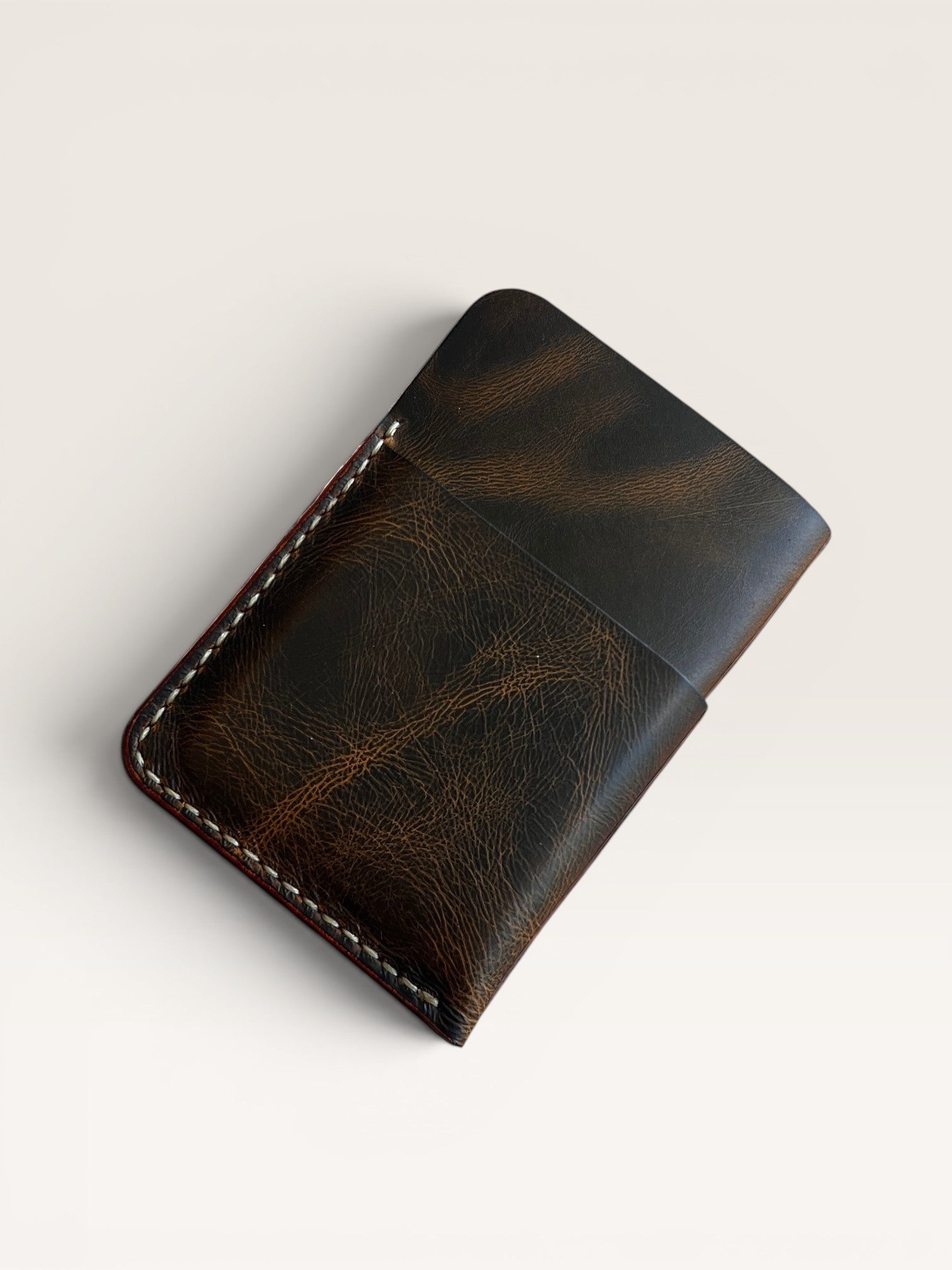 Safir Leather koyu kahverengi, hakiki deri, 4 kart bölmeli, elde dikilmiş, unisex kartlık