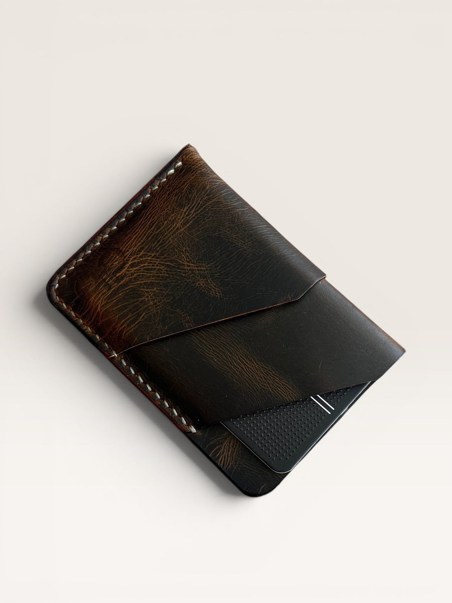Safir Leather koyu kahverengi deri kartlık, 4 kart bölmeli, elde dikilmiş, unisex, retro tasarım.
