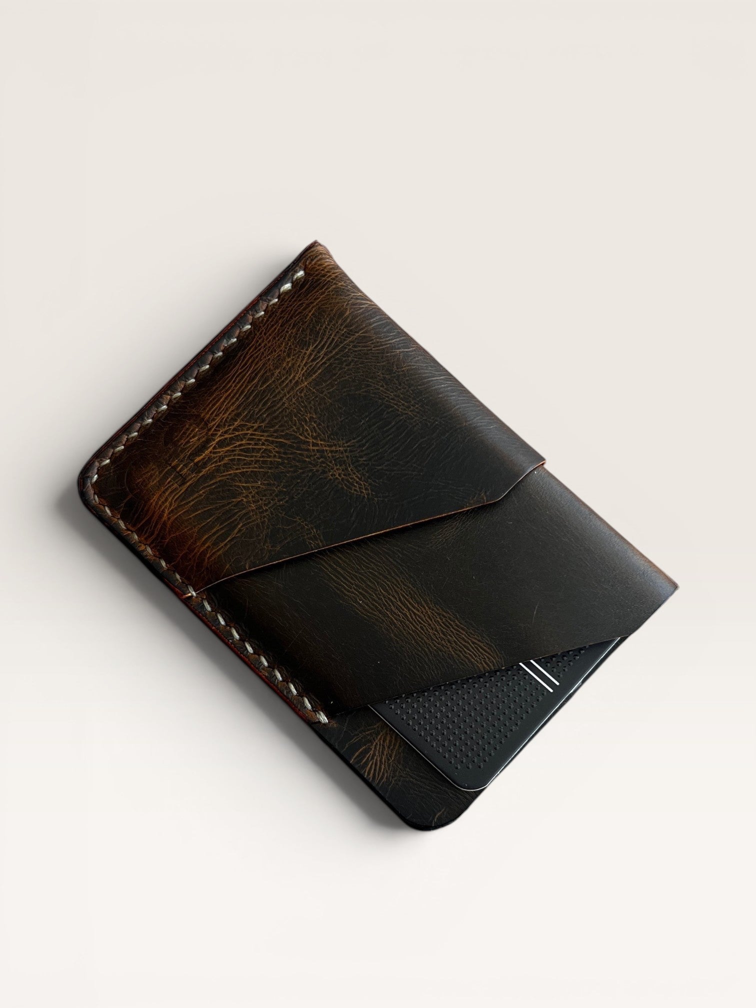 Safir Leather koyu kahverengi deri kartlık, 4 kart bölmeli, elde dikilmiş, unisex, retro tasarım.