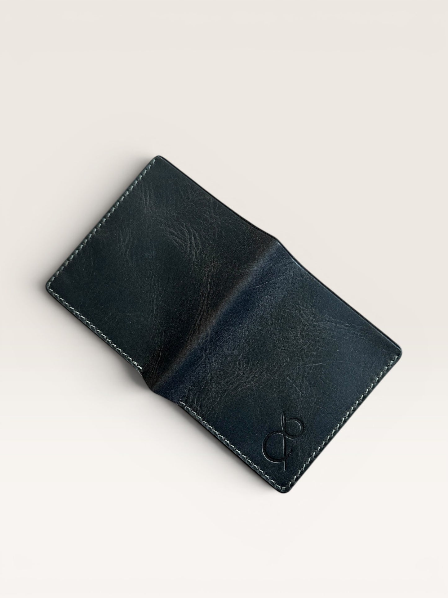Safir Leather el yapımı, koyu lacivert İtalyan deri cüzdan, ince dikişli ve kabartmalı logo detaylı.