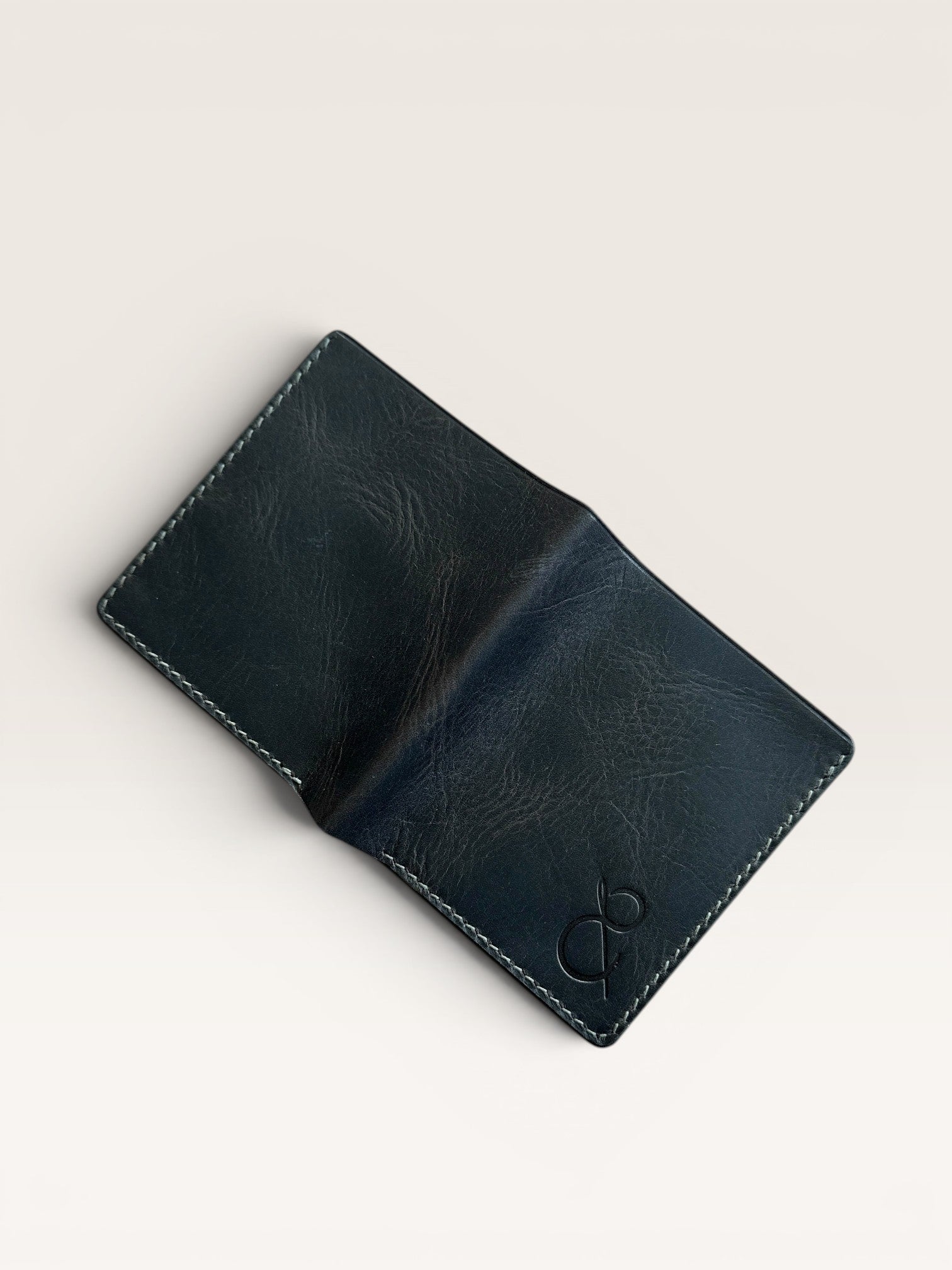 Safir Leather el yapımı, koyu lacivert İtalyan deri cüzdan, ince dikişli ve kabartmalı logo detaylı.