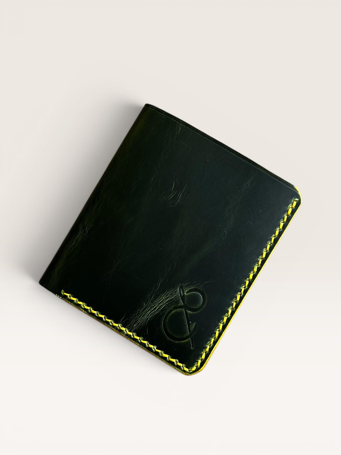 Safir Leather el yapımı, limon sarısı dikişli, koyu yeşil İtalyan deri cüzdan. Minimalist tasarım, pratik kullanım.