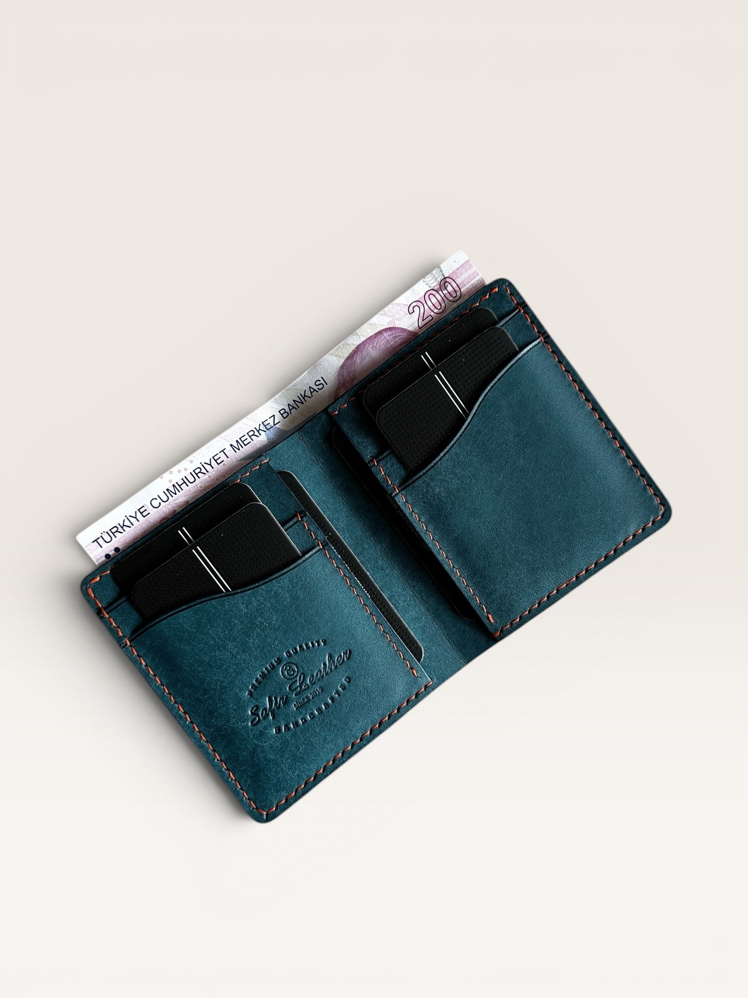 Safir Leather lacivert hakiki deri cüzdan, elde dikilmiş, 6 kart kapasiteli, minimal ve ince tasarım.