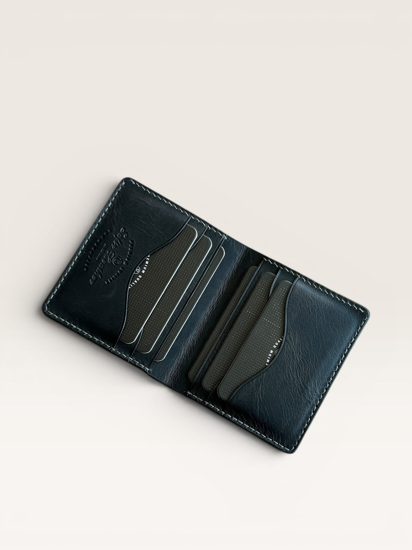 Safir Leather el yapımı, lacivert İtalyan derisi, kartlık özellikli, ince cüzdan.