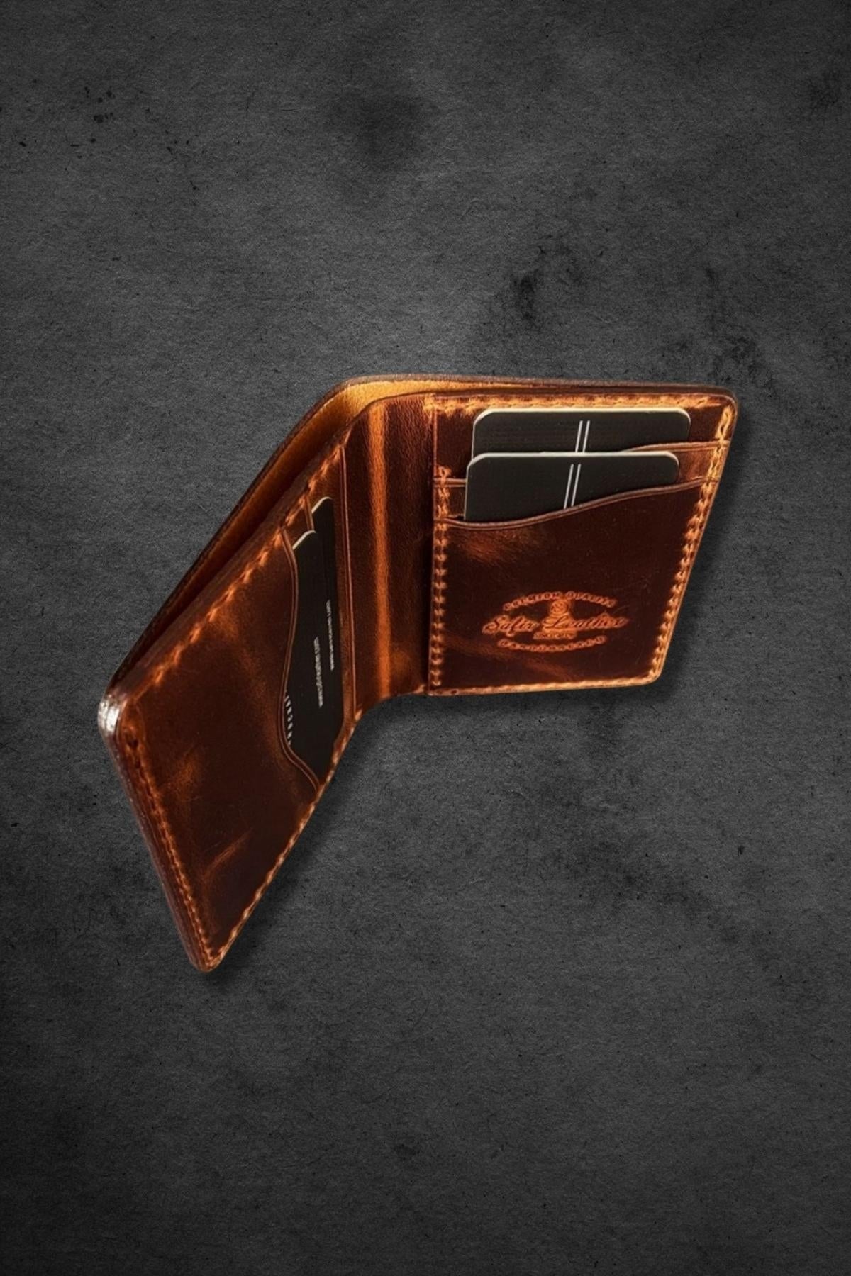 Safir Leather marka, el yapımı, marron renkli, minimal tasarımlı hakiki dana derisi unisex cüzdan.