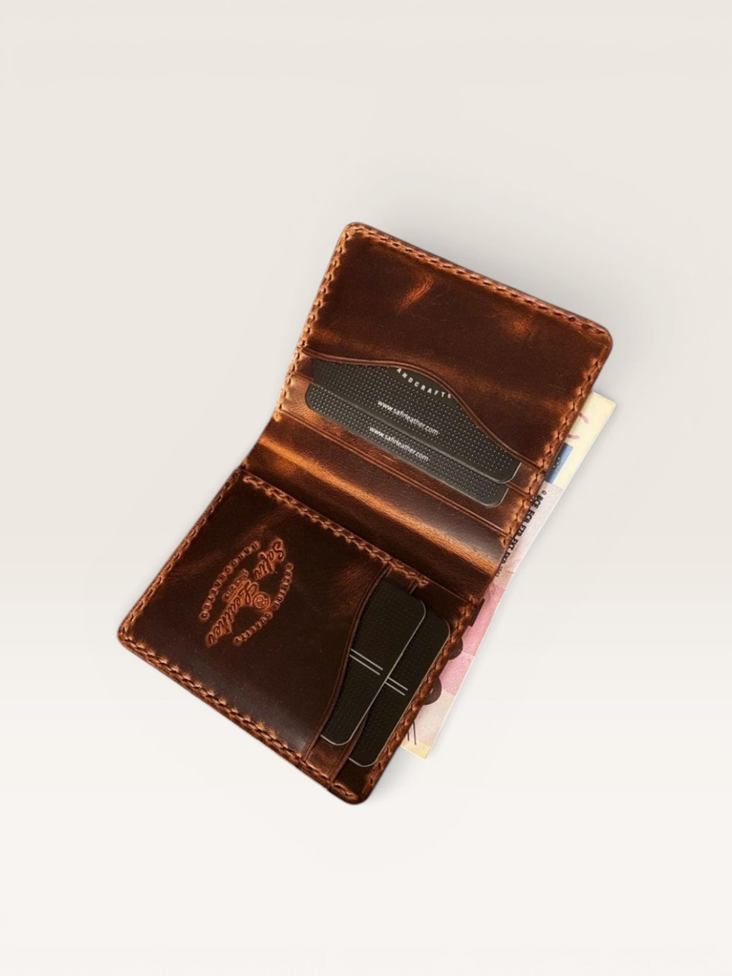 Safir Leather el yapımı marron deri cüzdan, minimal tasarım ve mumlu dikiş detaylı hakiki dana derisi kartlık.