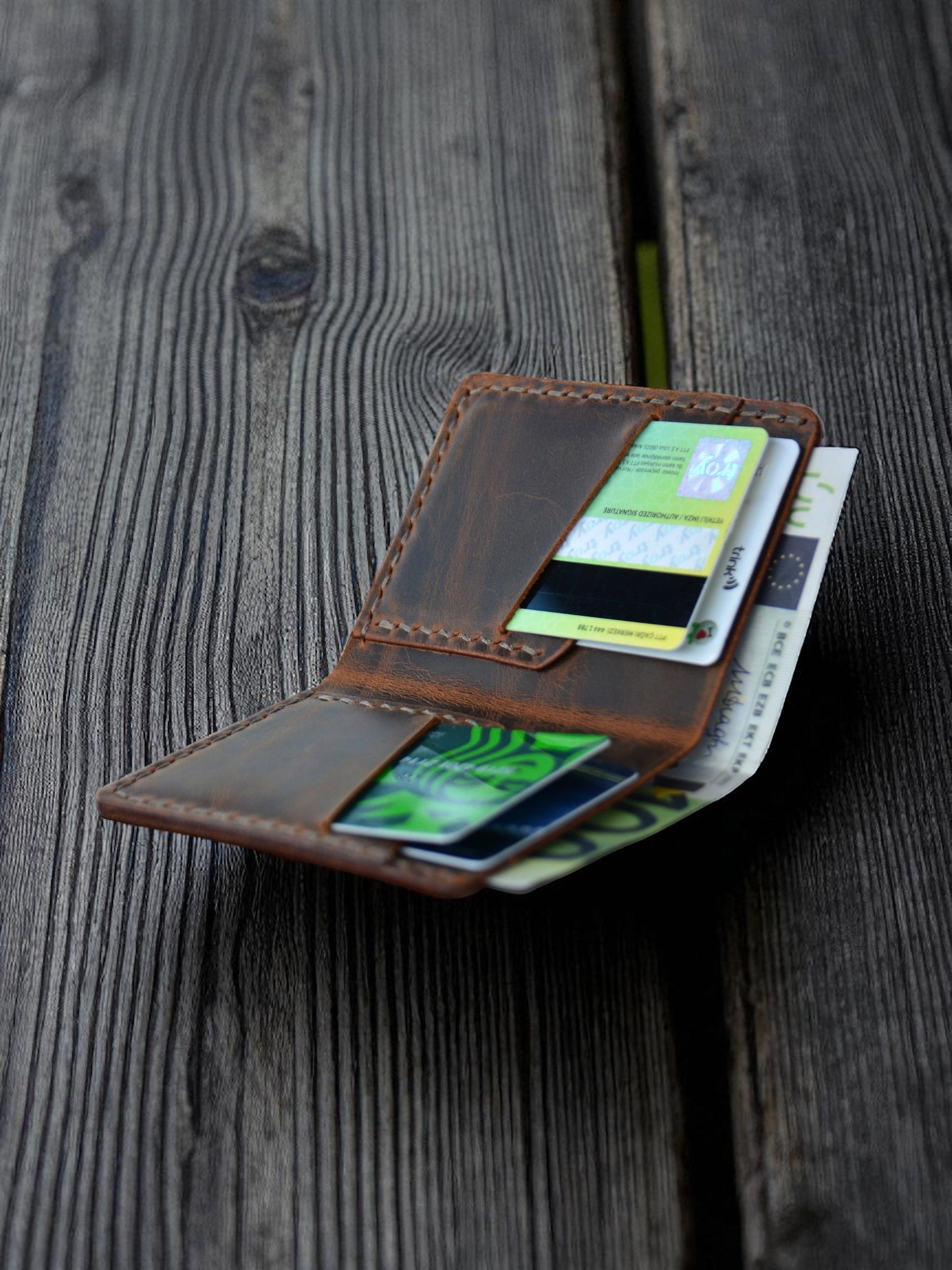 Safir Leather kahverengi deri minimal cüzdan, kartlar ve banknotlar için tasarlanmıştır. Tamamen elde üretilmiştir.