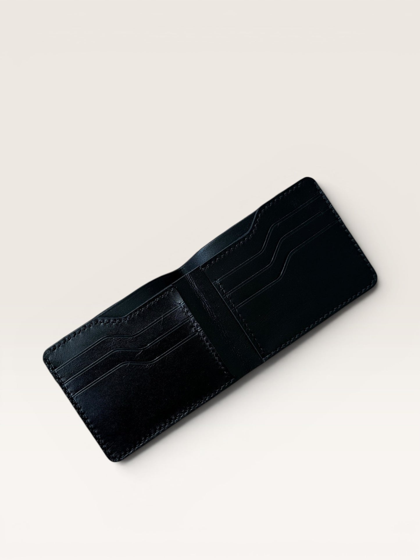 Safir Leather Siyah İtalyan Deri Cüzdan, 8 kart bölmeli ve nakit para gözlü, zarif ve dayanıklı.