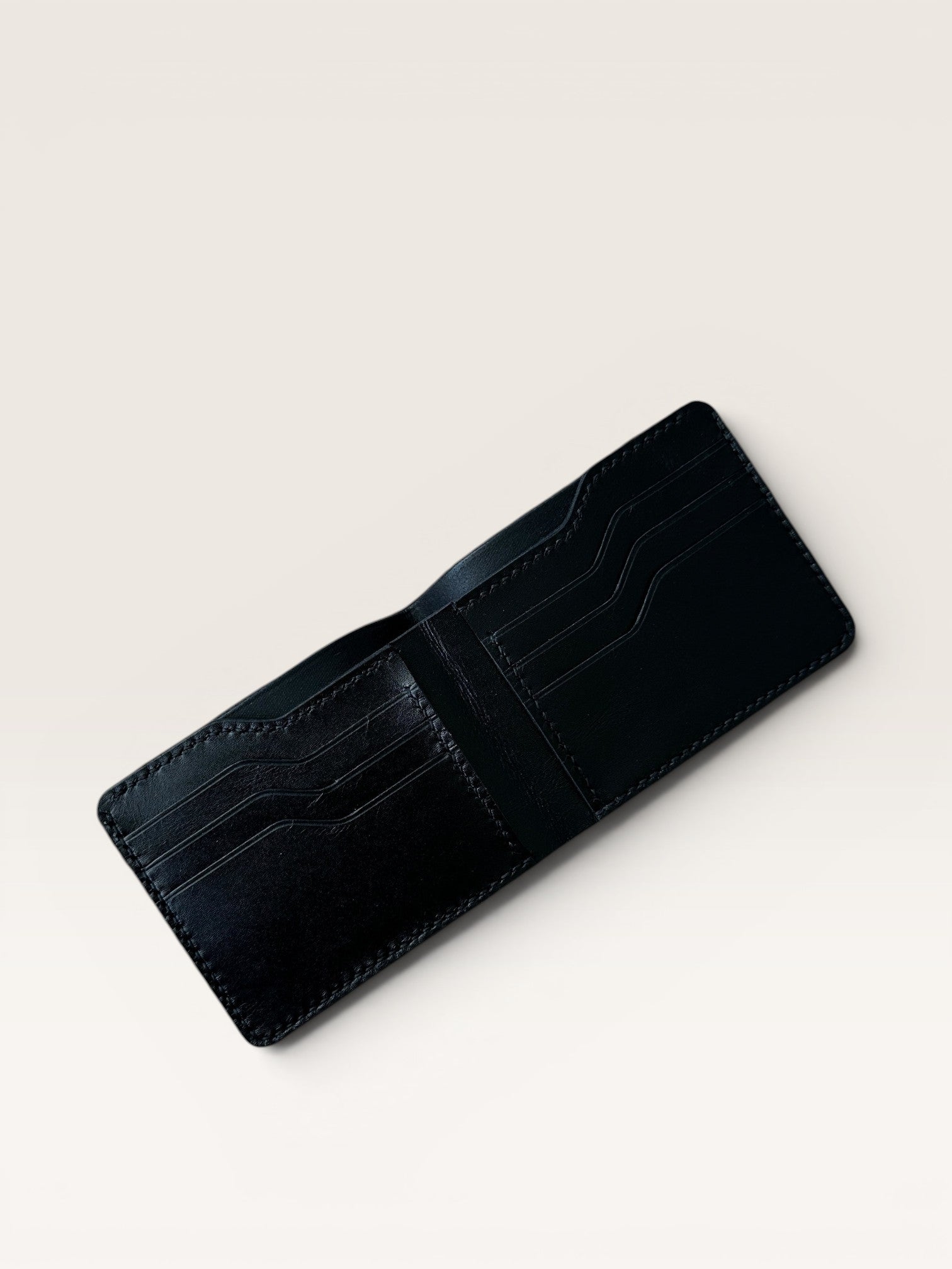 Safir Leather Siyah İtalyan Deri Cüzdan, 8 kart bölmeli ve nakit para gözlü, zarif ve dayanıklı.