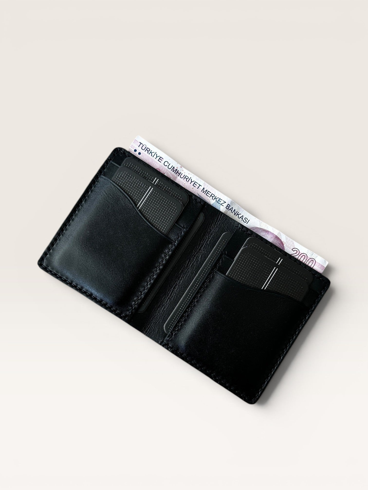 Safir Leather B-King siyah deri cüzdan, kart ve para bölmeli.