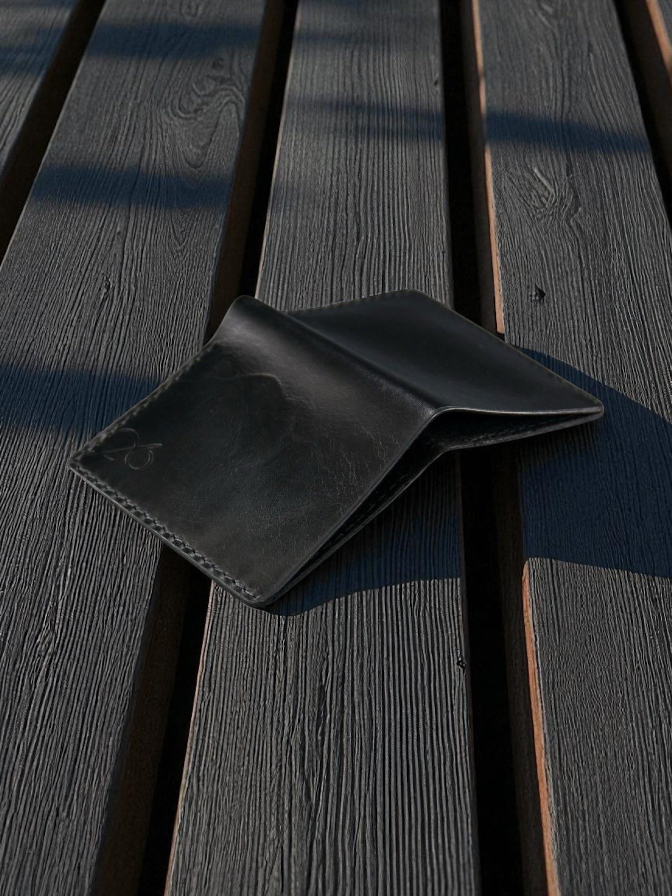 Safir Leather Siyah Deri Cüzdan, el yapımı, minimal tasarım, 8.5x10 cm boyutlarında, 6-12 kart kapasiteli.