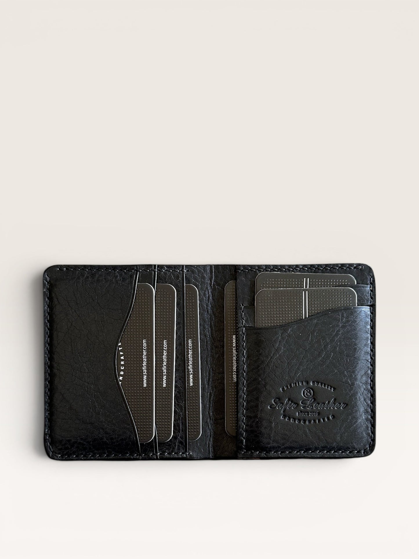 Safir Leather siyah hakiki deri, elde dikilmiş, minimal tasarımlı, 6-12 kart kapasiteli, unisex cüzdan.
