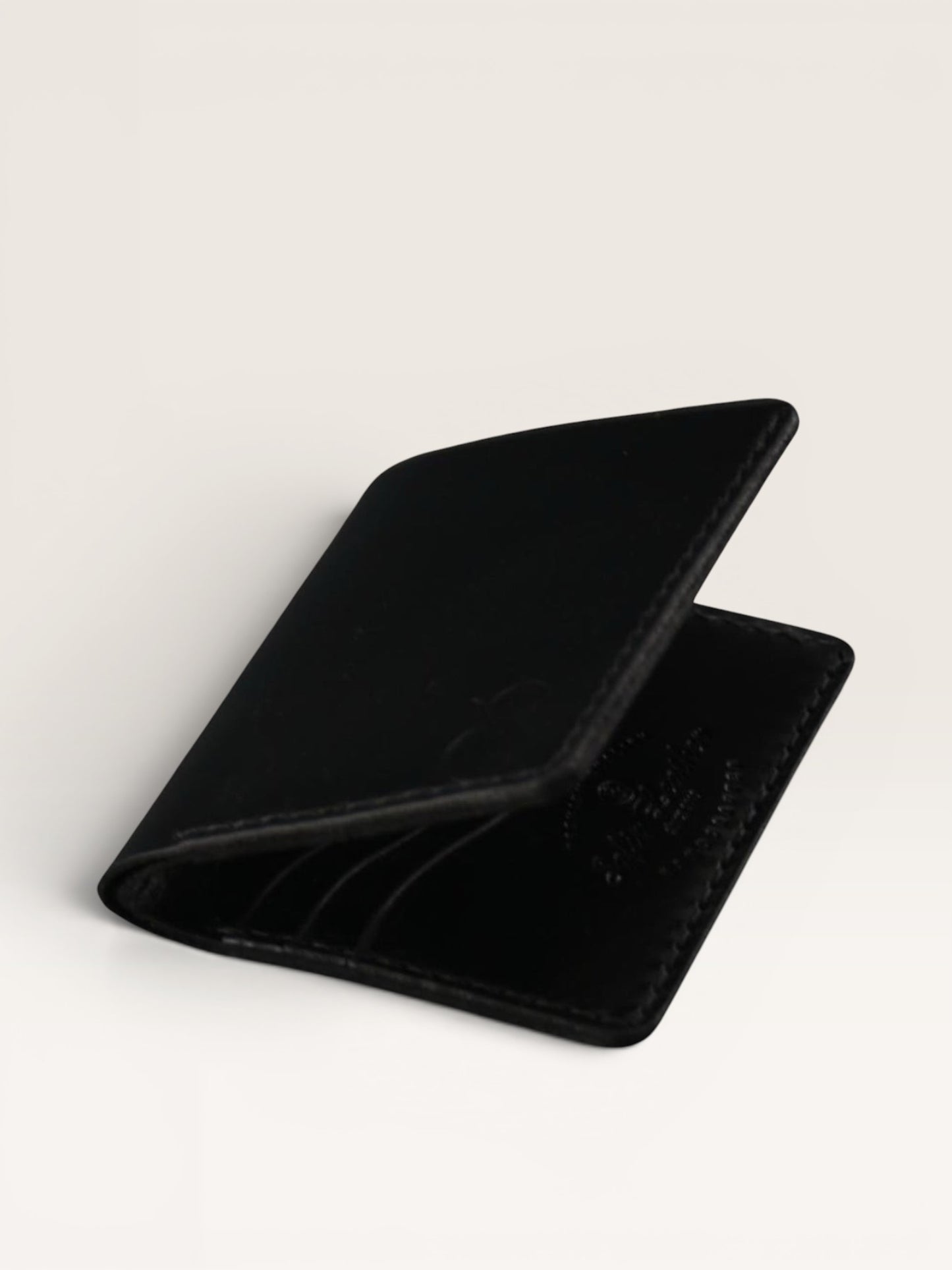 Safir Leather Siyah Deri Cüzdan, el yapımı, minimal tasarım, 8-12 kart kapasiteli, 10x8.5 cm.